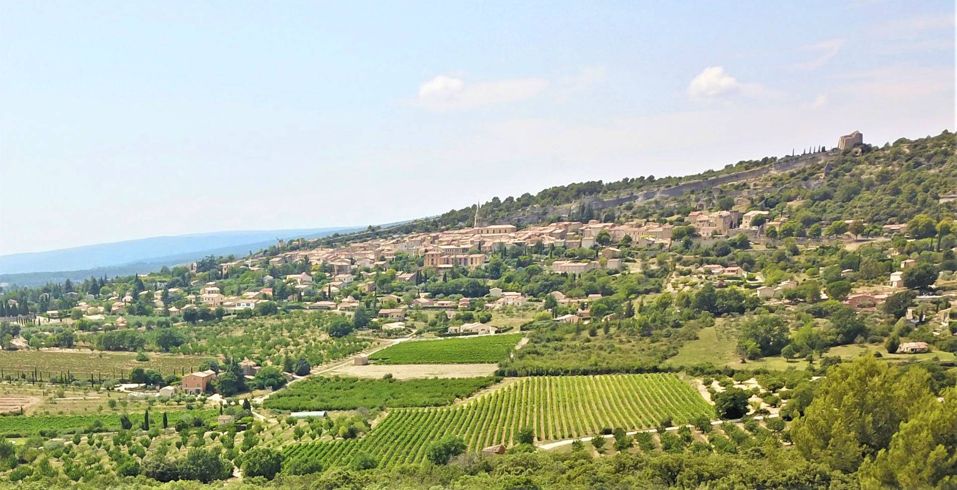 Saint-Saturnin-lès-Apt, niché face au Luberon