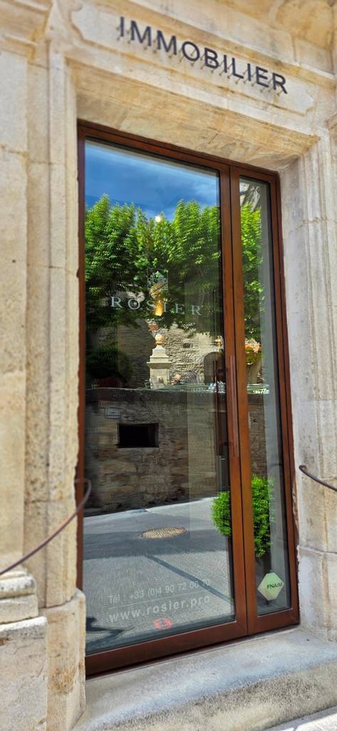 Façade de l'Agence ROSIER à Gordes avec ses menuiseries en fer forgé par la ferronnerie Aude en Provence