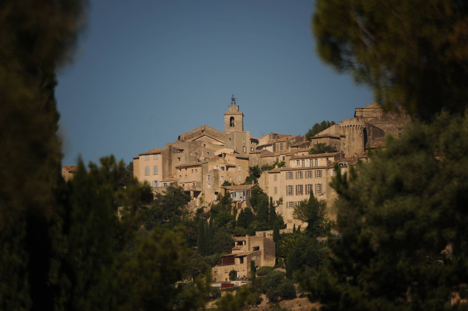Saison 2026 : la douce réouverture des commerces et restaurants à Gordes et dans le Luberon se profile.