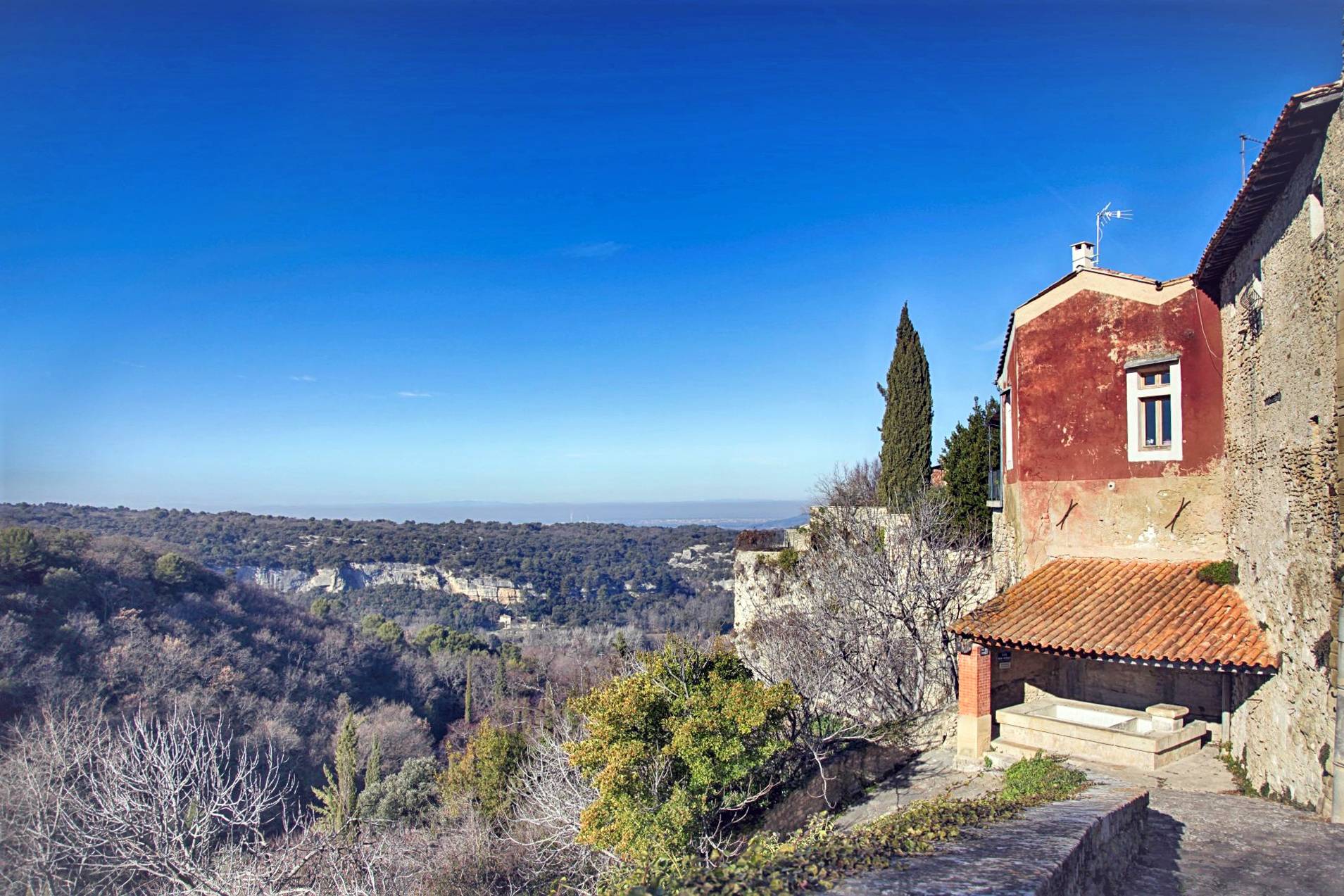 Venasque, un village perché sur les monts de Vaucluse face au mont Ventoux