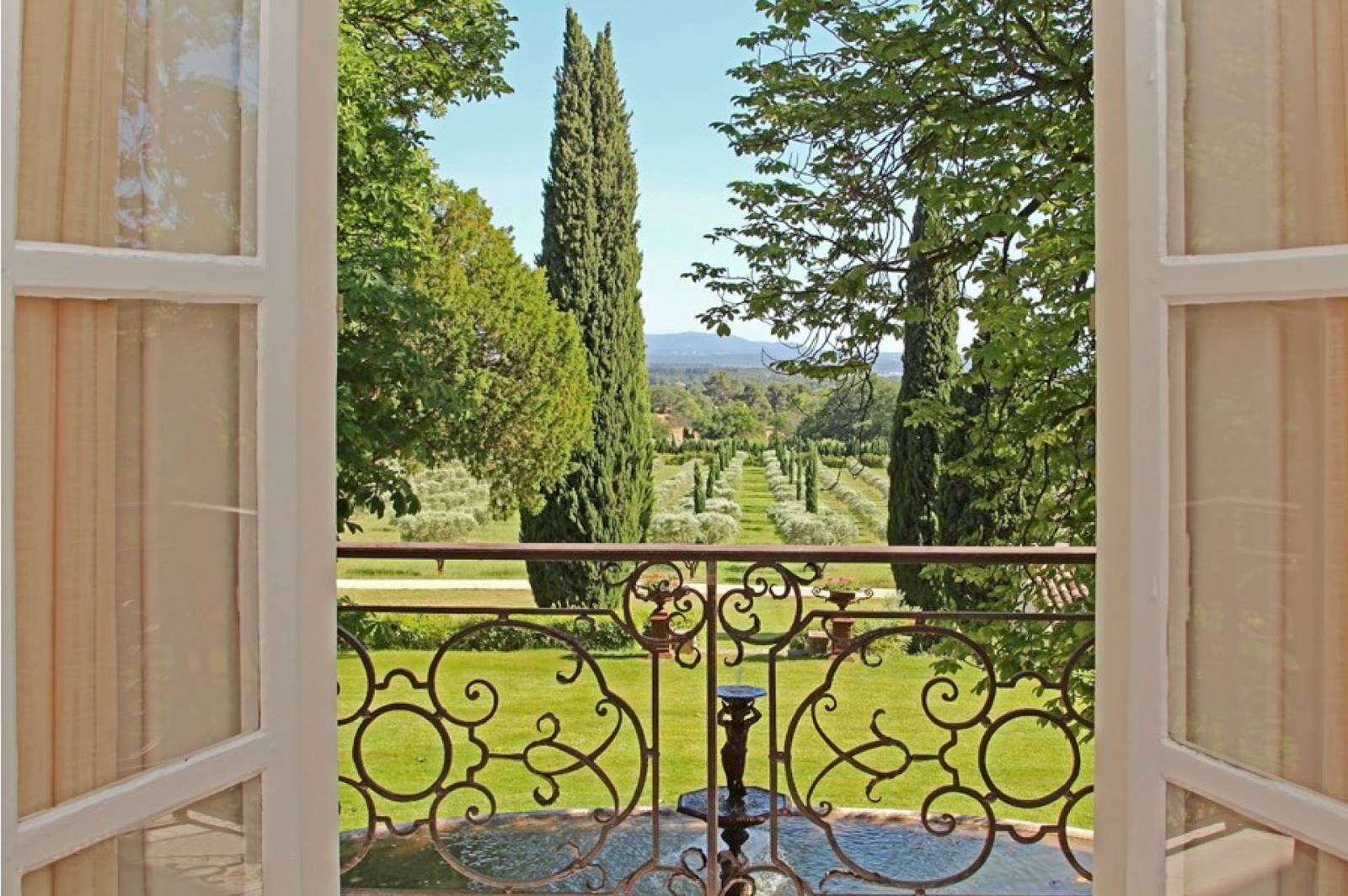 Vue sur le parc d'une bastide provençale