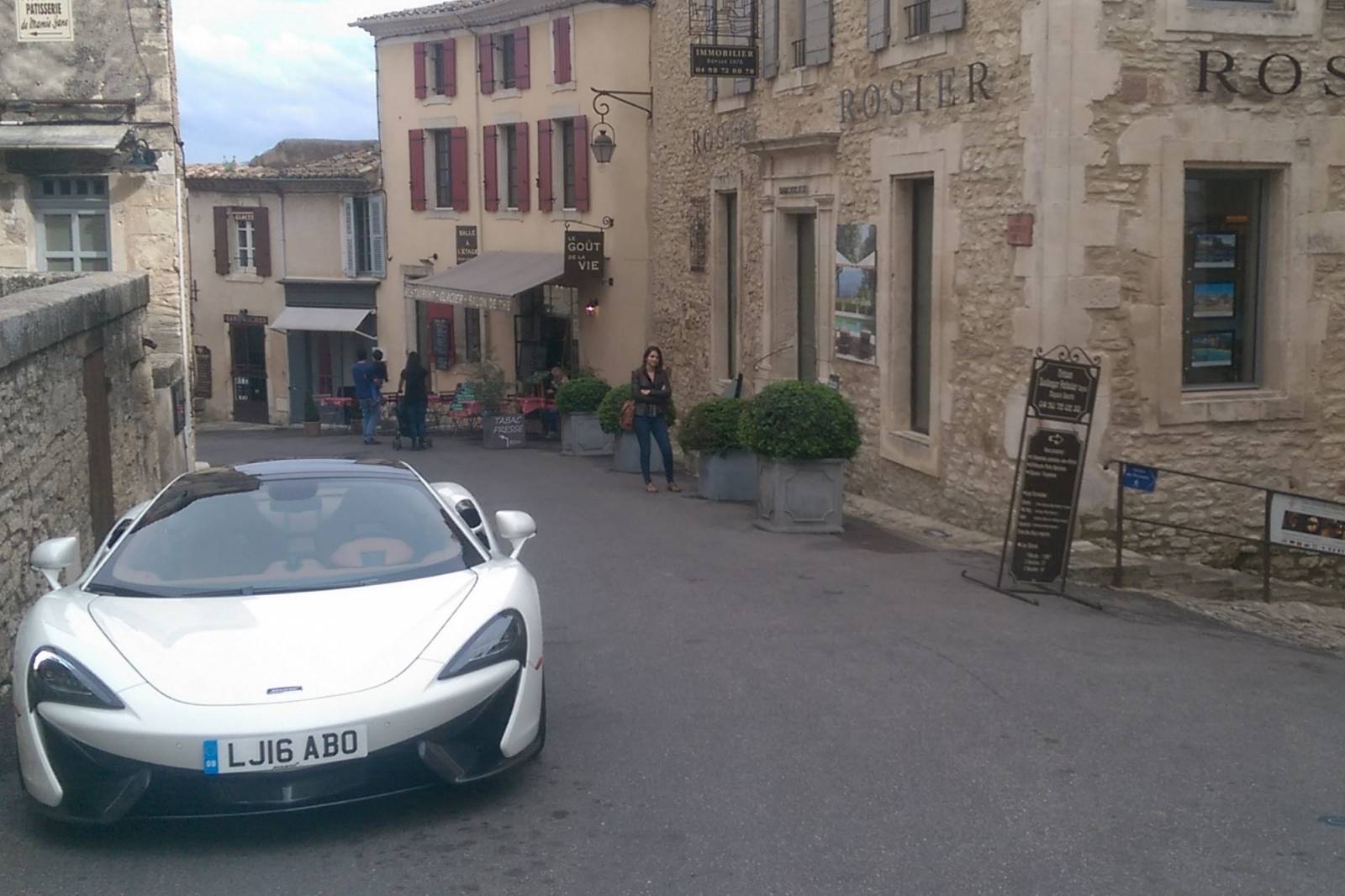 La découverte des routes de Provence et autour de Gordes en Luberon, du Mont Ventoux et des Alpilles en voiture de prestige avec ROSIER !