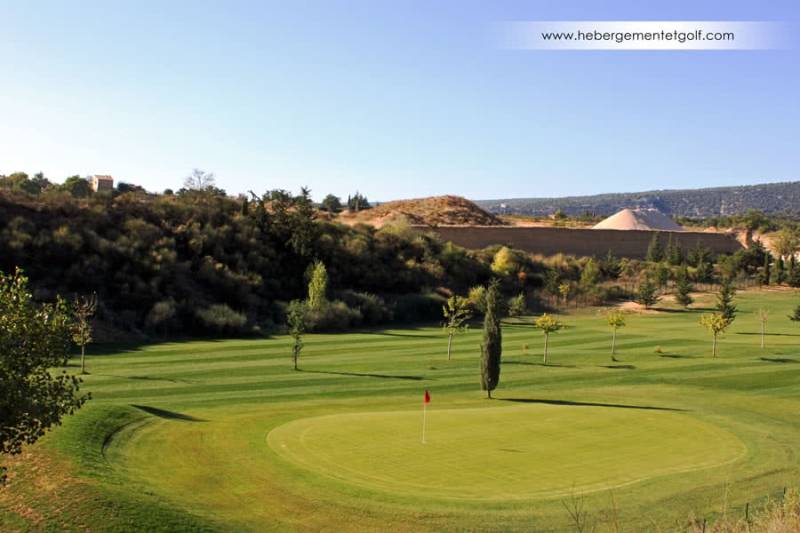Le Golf des Ocres au Domaine des Hautes Garrigues, un espace ancré dans la nature et la vie locale.