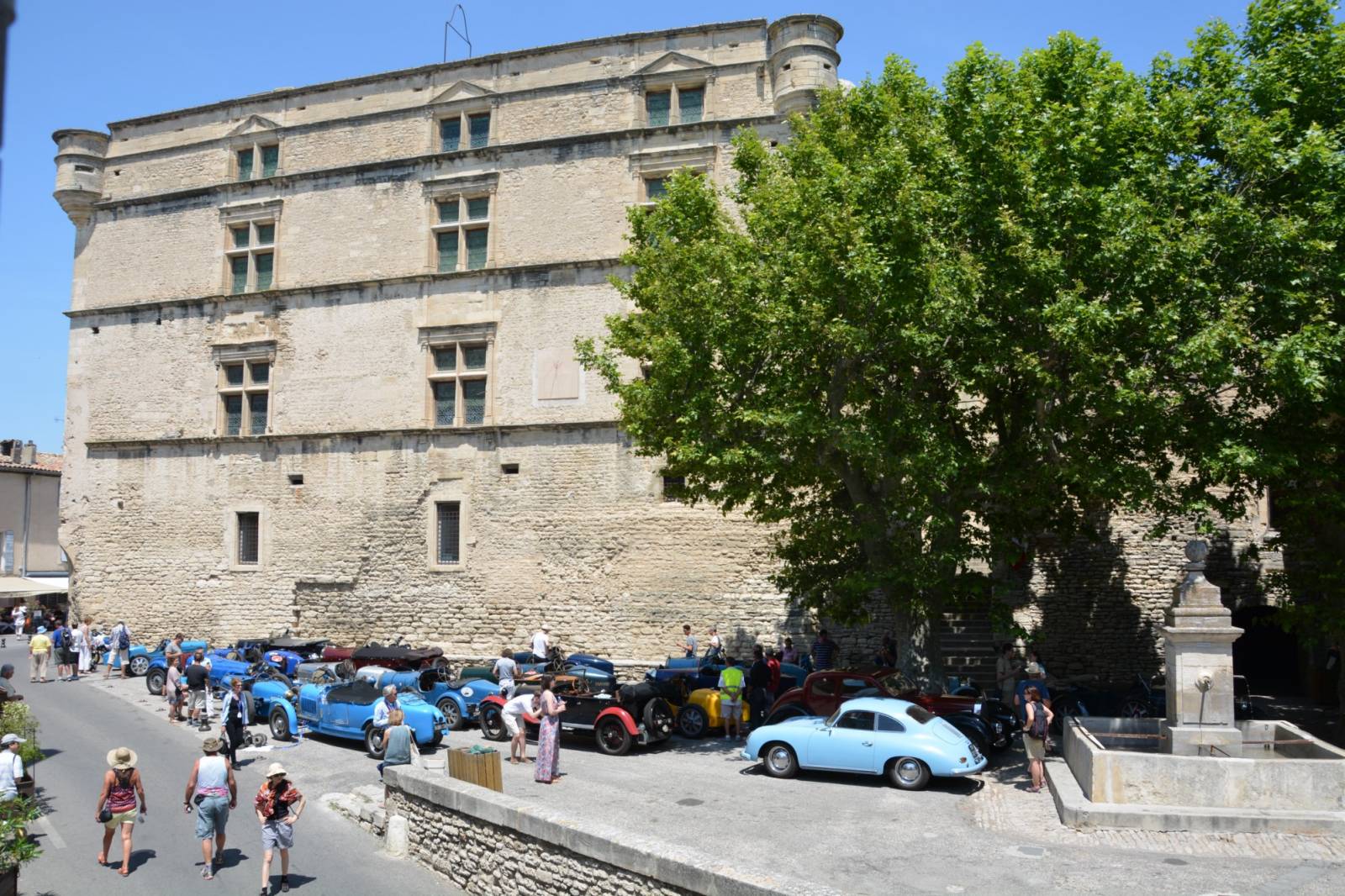 La découverte des routes de Provence et autour de Gordes en Luberon, du Mont Ventoux et des Alpilles en voiture de prestige avec ROSIER !