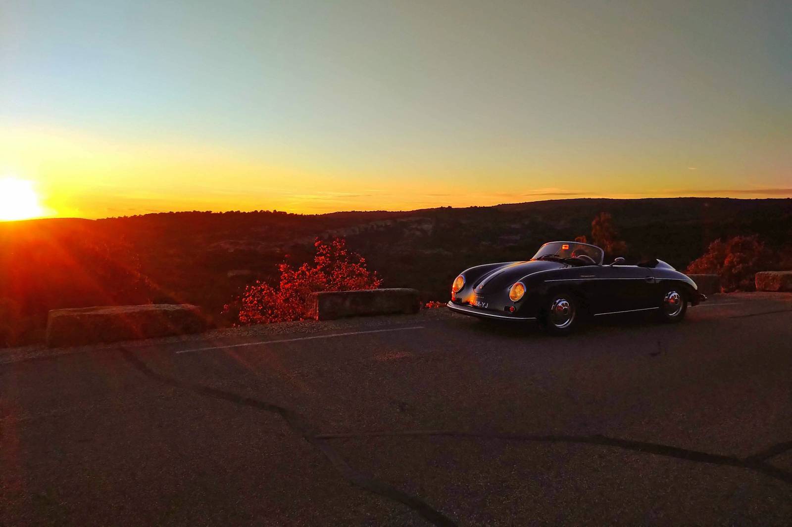 La découverte des routes de Provence et autour de Gordes en Luberon, du Mont Ventoux et des Alpilles en voiture de prestige avec ROSIER !