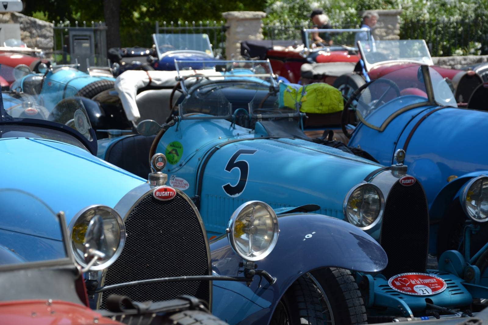 La découverte des routes de Provence et autour de Gordes en Luberon, du Mont Ventoux et des Alpilles en voiture de prestige avec ROSIER !