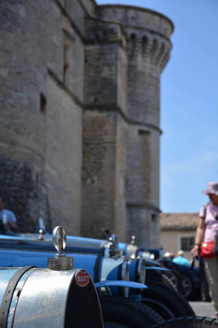 La découverte des routes de Provence et autour de Gordes en Luberon, du Mont Ventoux et des Alpilles en voiture de prestige avec ROSIER !