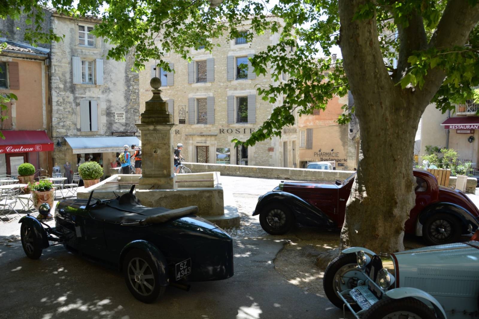 La découverte des routes de Provence et autour de Gordes en Luberon, du Mont Ventoux et des Alpilles en voiture de prestige avec ROSIER !