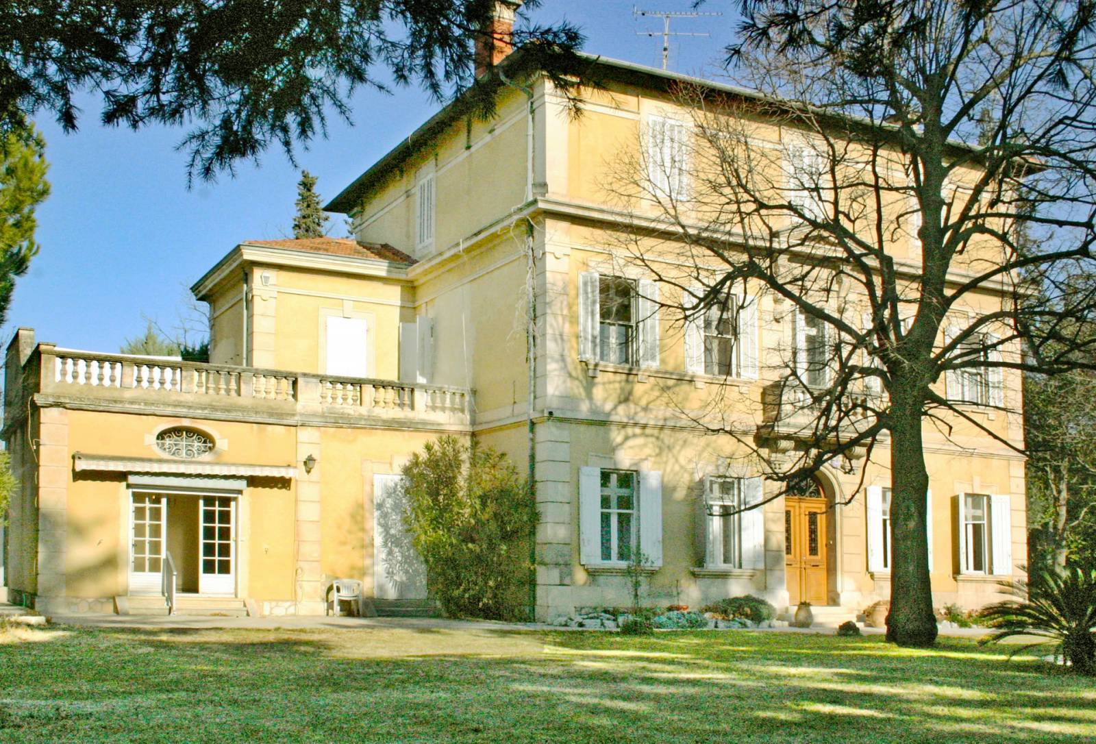 Bastide bourgeoise provençale avec une extension latérale