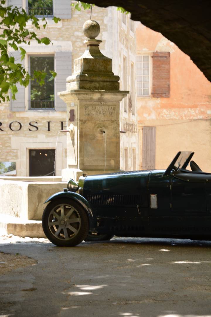 La découverte des routes de Provence et autour de Gordes en Luberon, du Mont Ventoux et des Alpilles en voiture de prestige avec ROSIER !