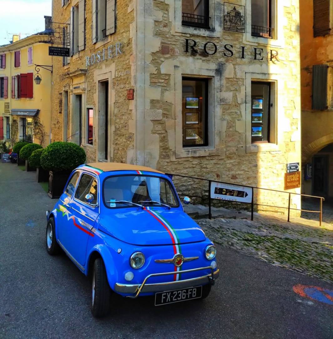 La découverte des routes de Provence et autour de Gordes en Luberon, du Mont Ventoux et des Alpilles en voiture de prestige avec ROSIER !