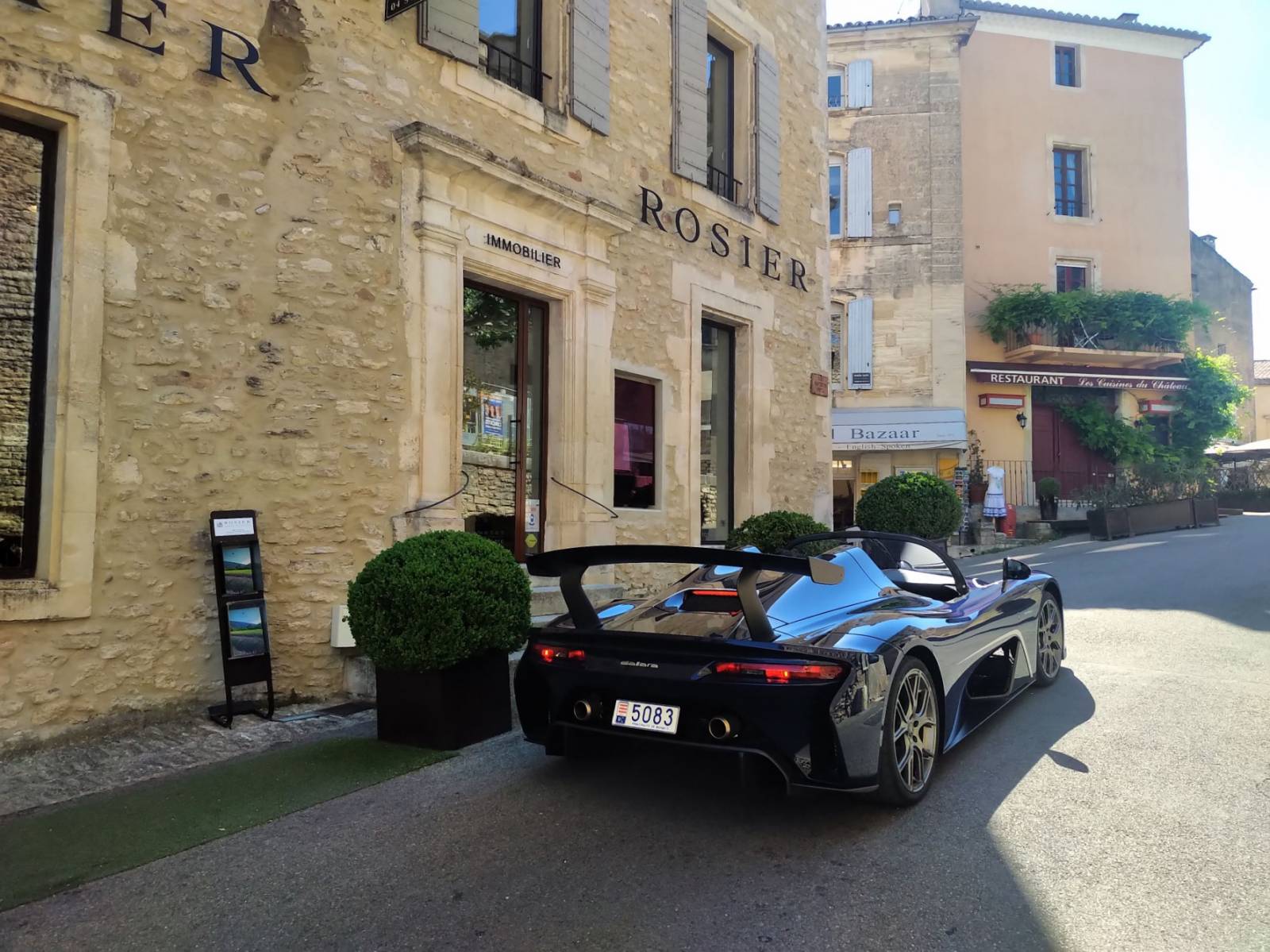 La découverte des routes de Provence et autour de Gordes en Luberon, du Mont Ventoux et des Alpilles en voiture de prestige avec ROSIER !