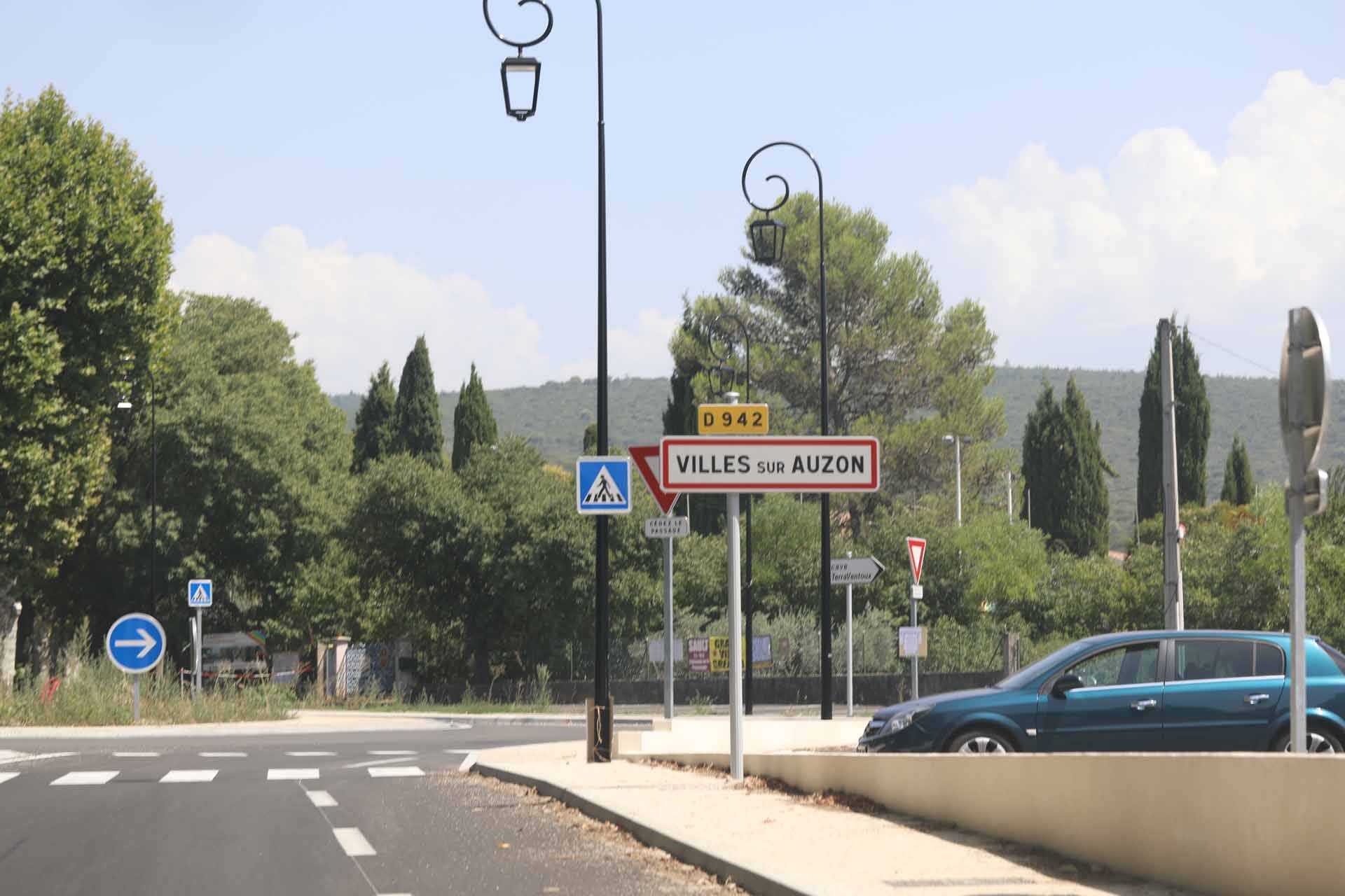 Villes-sur-Auzon, au pied du mont Ventoux, dans la plaine de Carpentras
