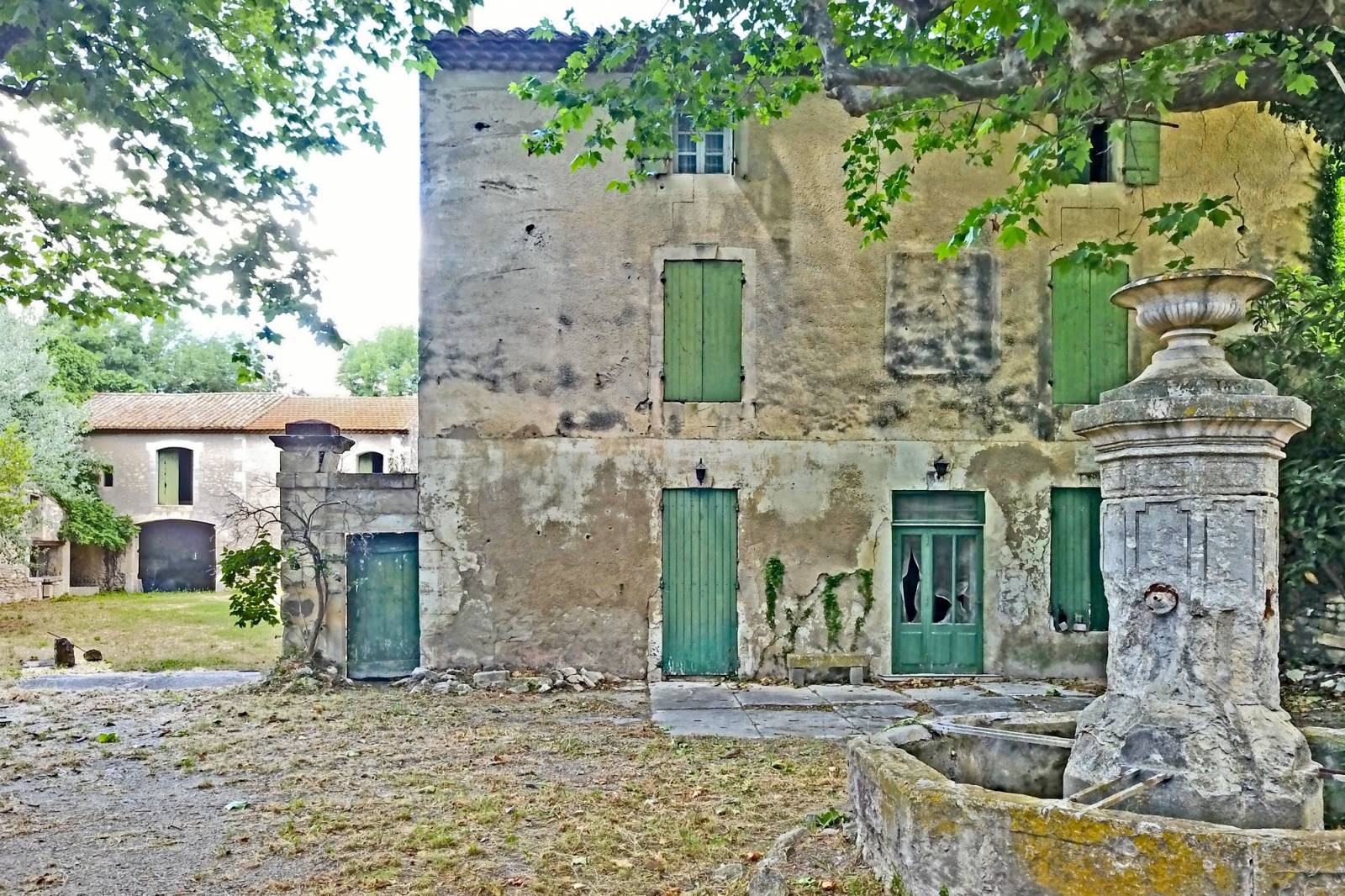 La bastide d'un domaine agricole des Alpilles et son mas en arrière plan