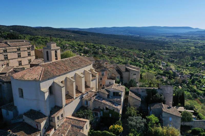 L'eglise Saint Firmin de Gordes : majesté de pierre et mémoire des siècles.