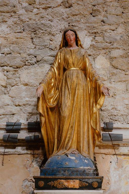 L'eglise Saint Firmin de Gordes : majesté de pierre et mémoire des siècles.