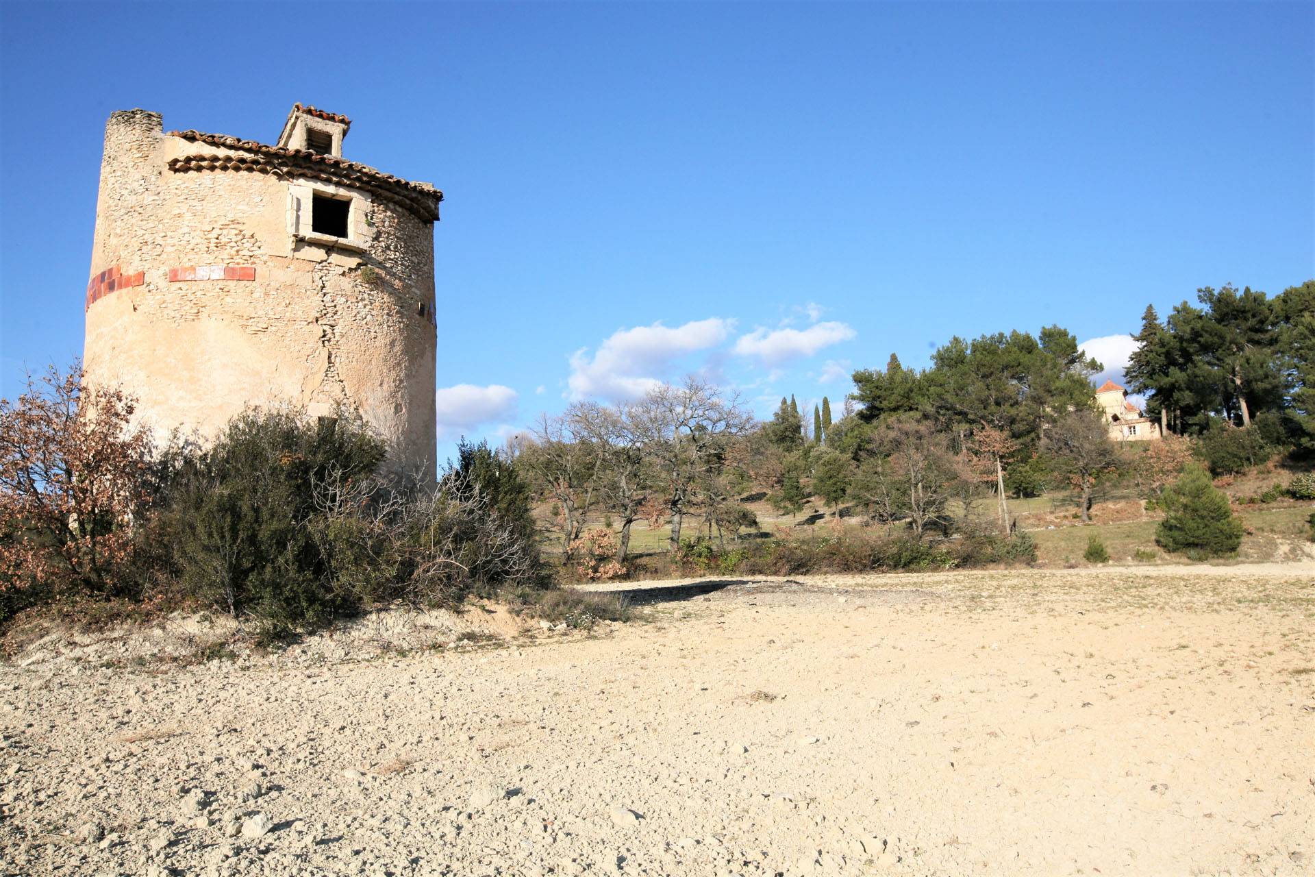 Saint-Saturnin-lès-Apt, niché face au Luberon