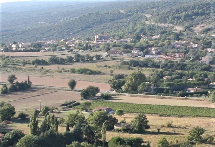 Le château de Rustrel, au fond de la vallée du Luberon