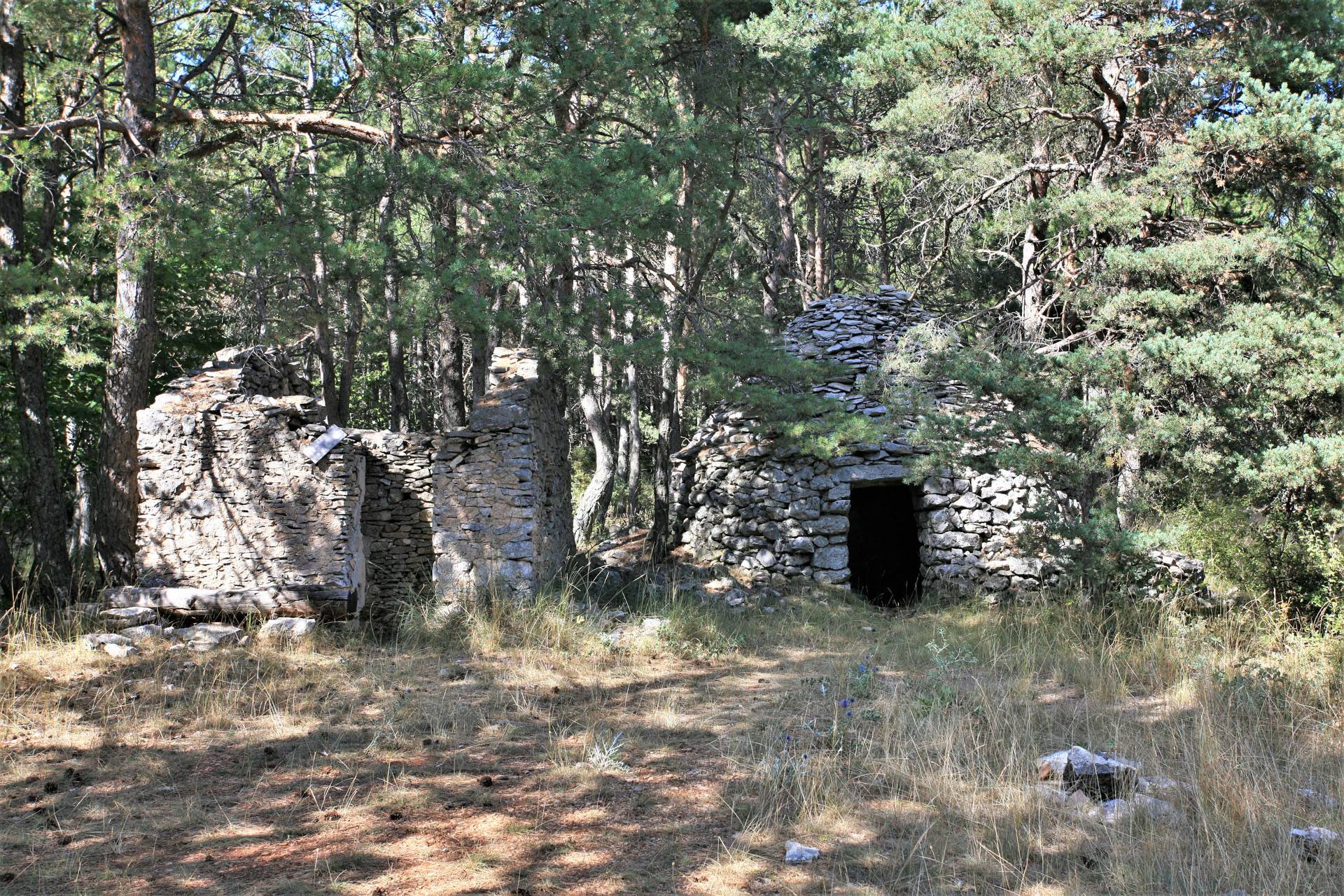 Saint-Saturnin-lès-Apt, niché face au Luberon