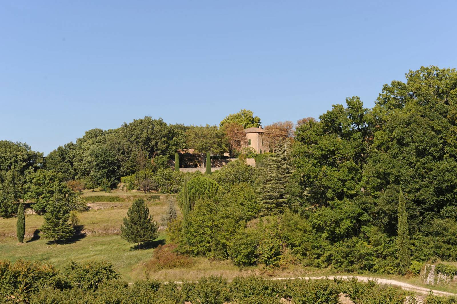 Niché sur la colline, une bastide en Luberon