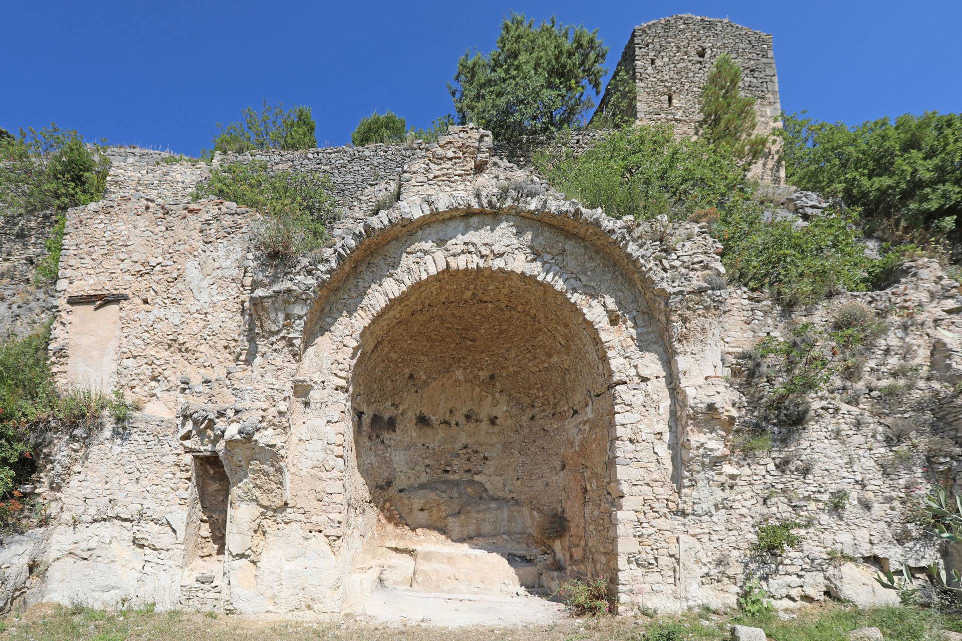 Le château de Saint-Saturnin-les-Apt, en Luberon