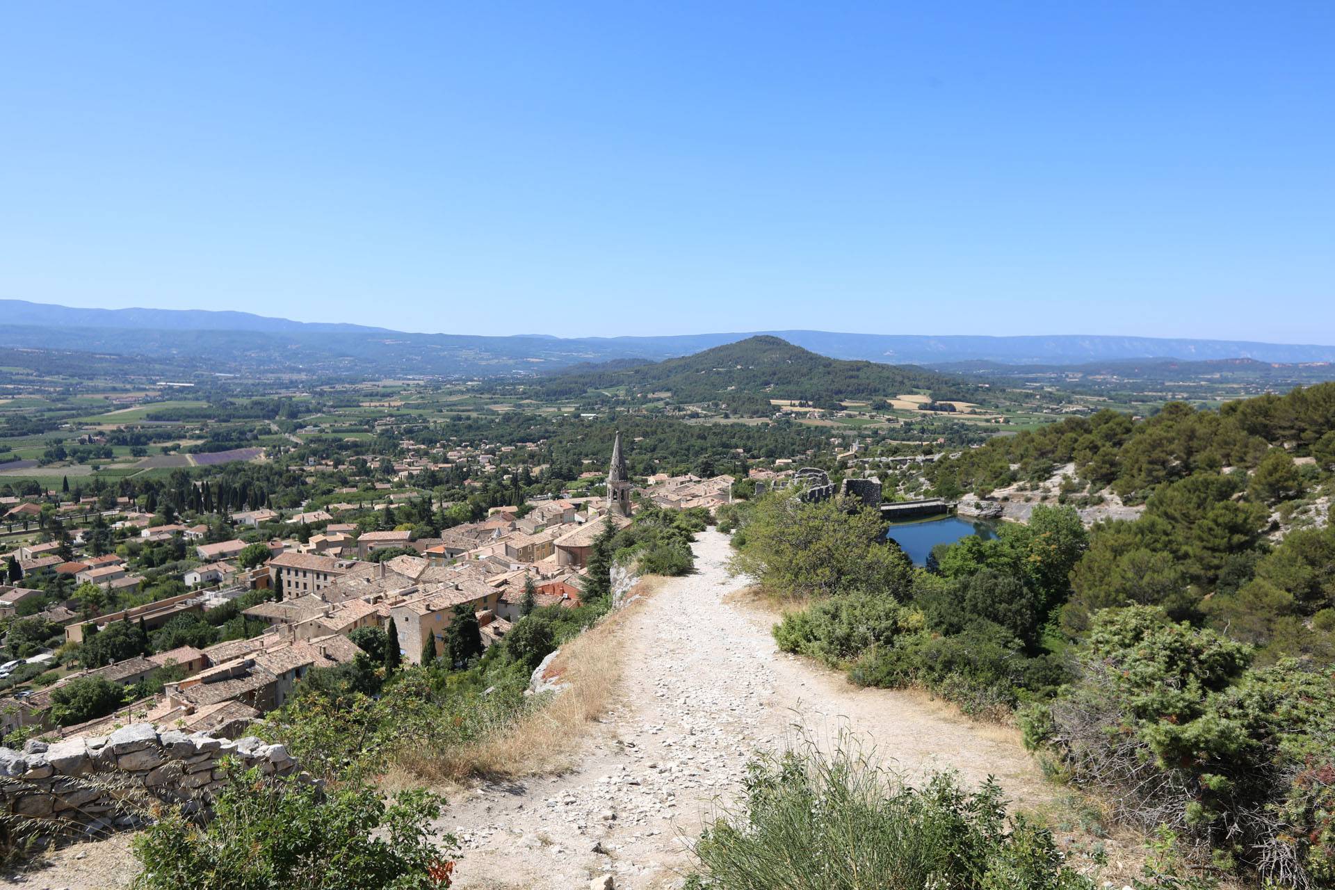 Saint-Saturnin-lès-Apt, niché face au Luberon