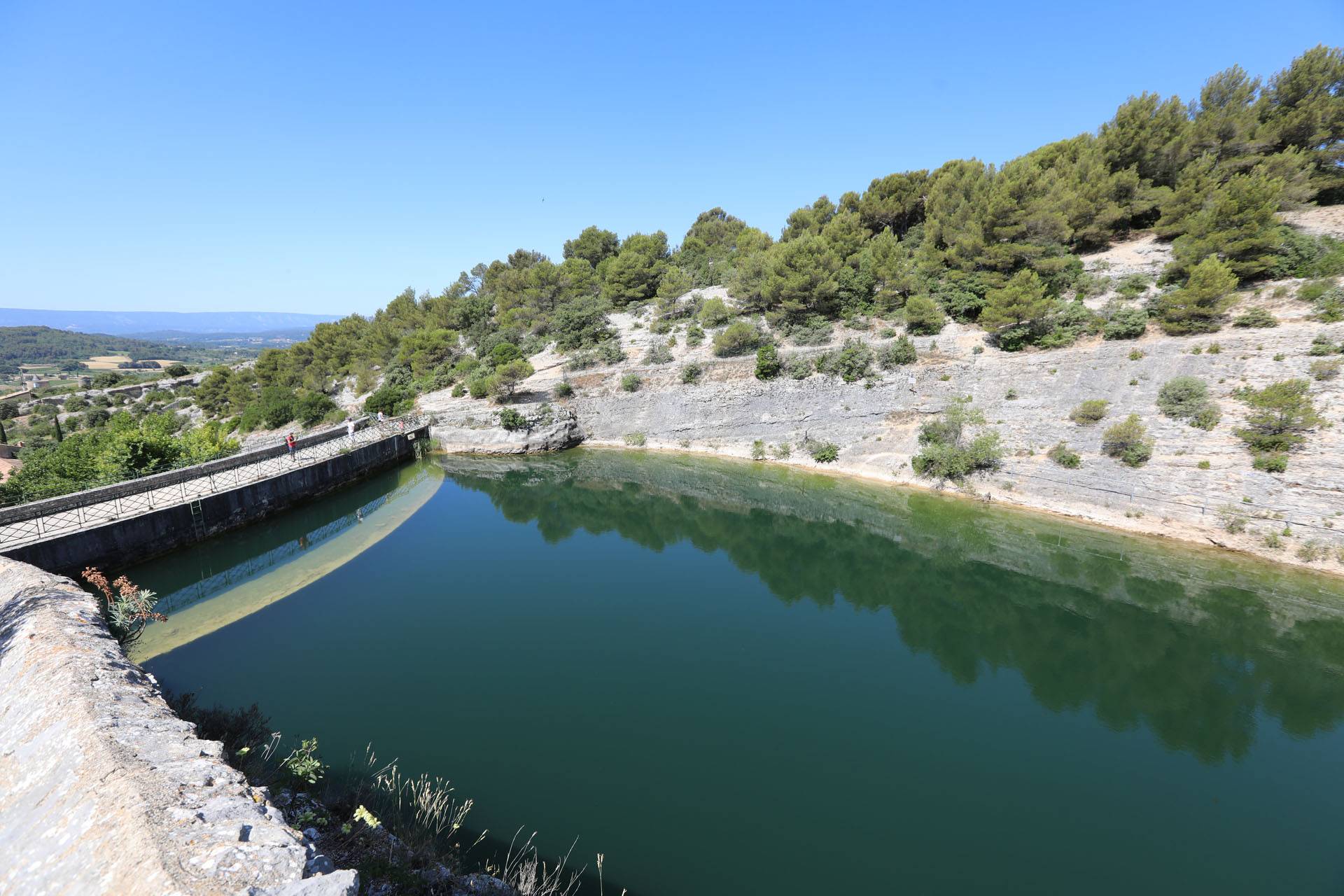 Saint-Saturnin-lès-Apt, niché face au Luberon