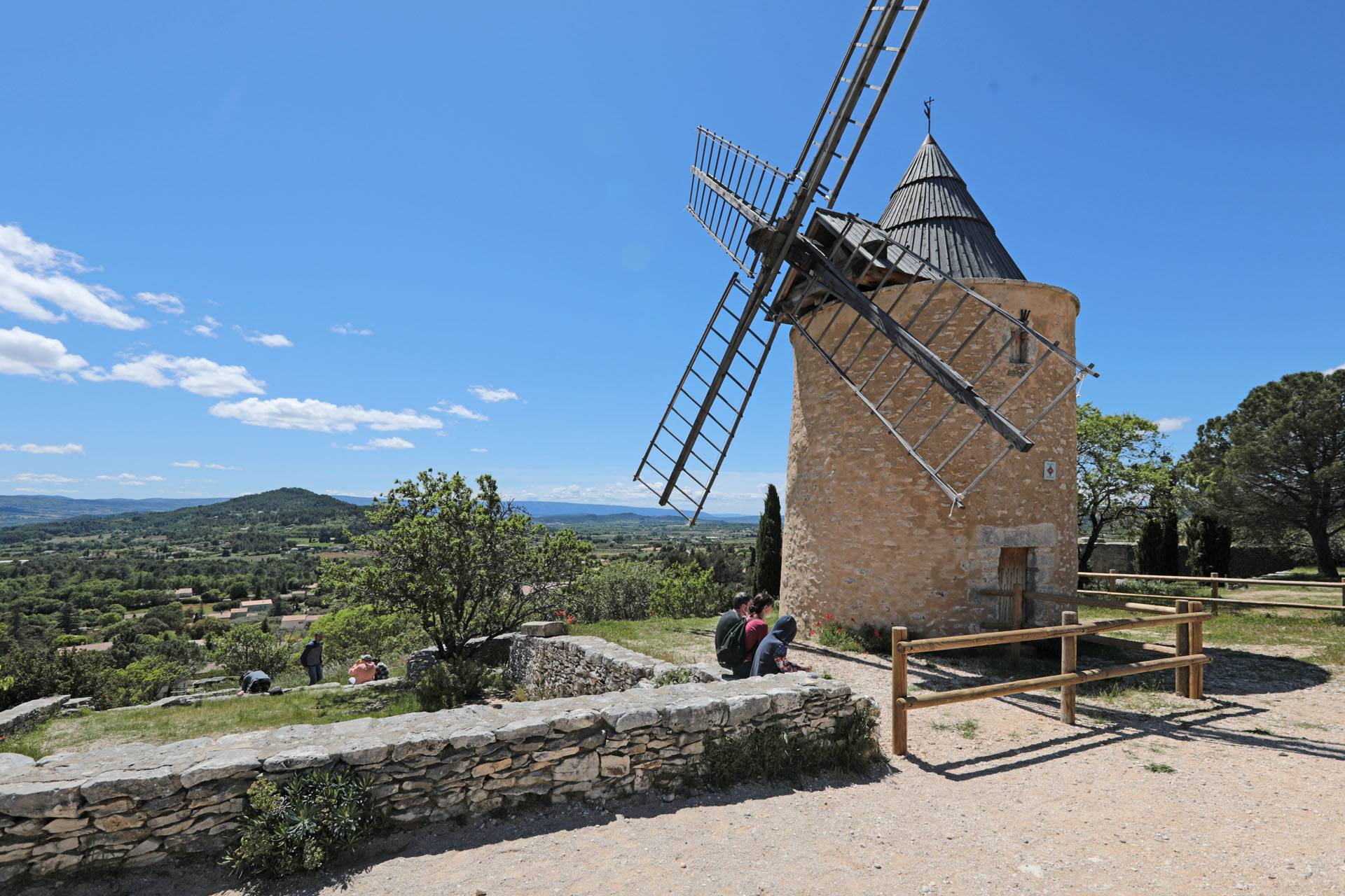 Saint-Saturnin-lès-Apt, niché face au Luberon