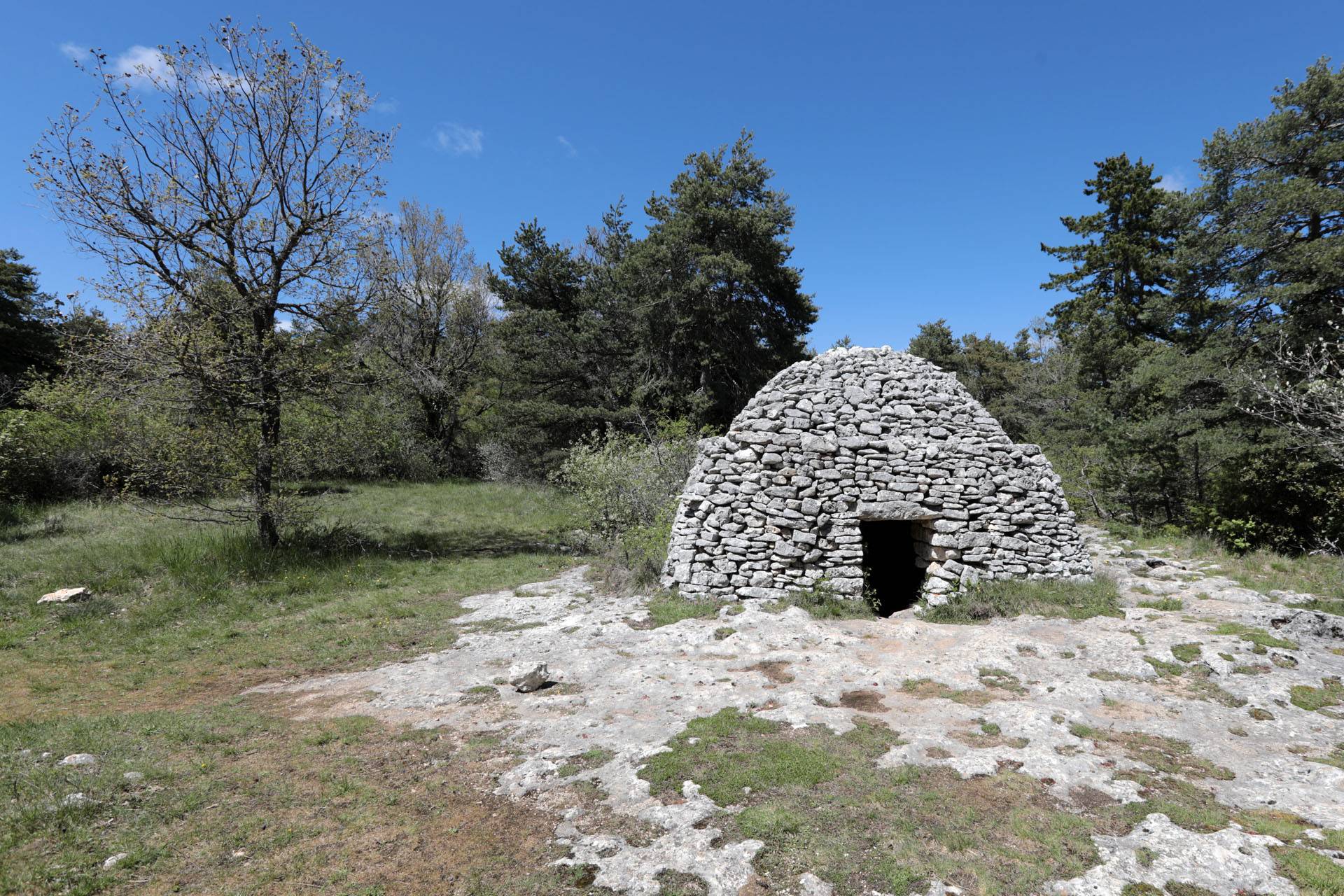 Saint-Saturnin-lès-Apt, niché face au Luberon