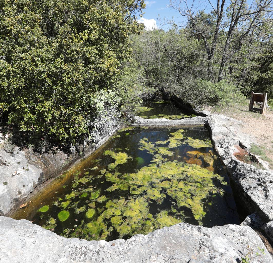 Saint-Saturnin-lès-Apt, niché face au Luberon
