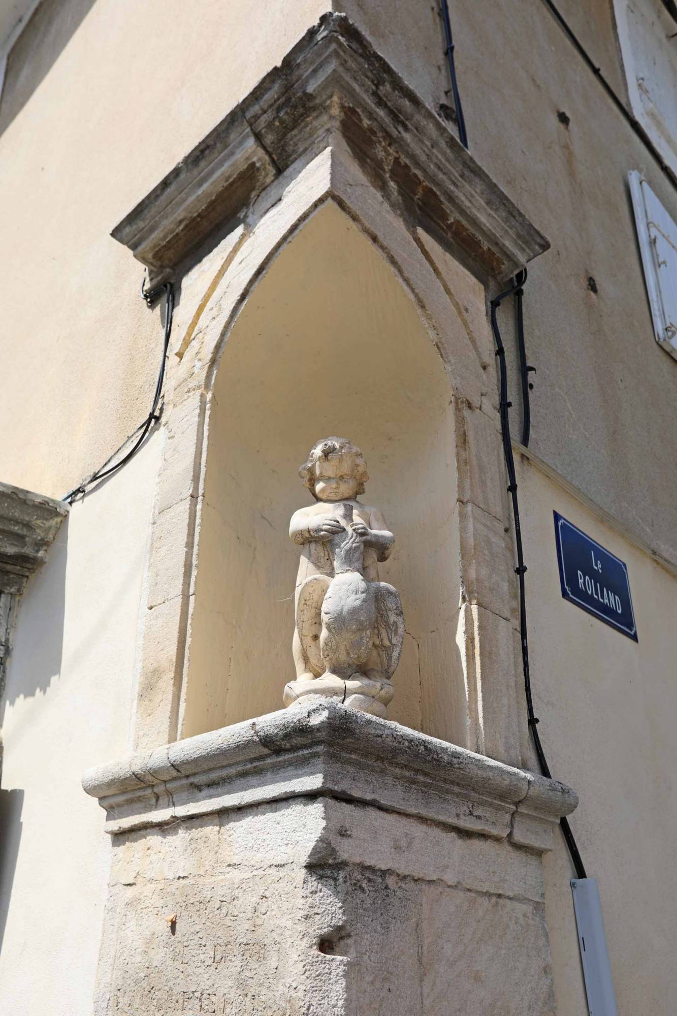 Villes-sur-Auzon, au pied du mont Ventoux, dans la plaine de Carpentras