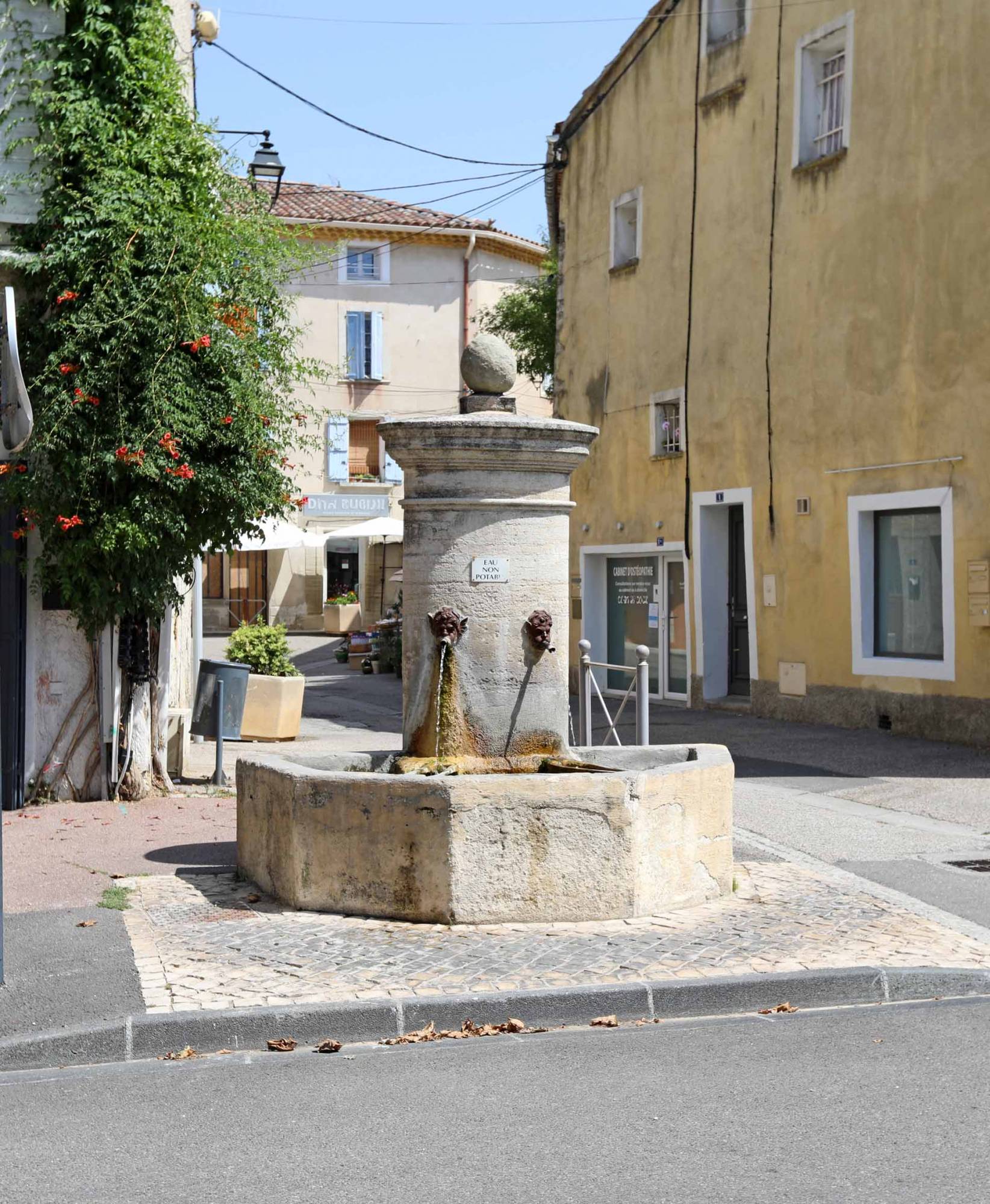 Villes-sur-Auzon, au pied du mont Ventoux, dans la plaine de Carpentras