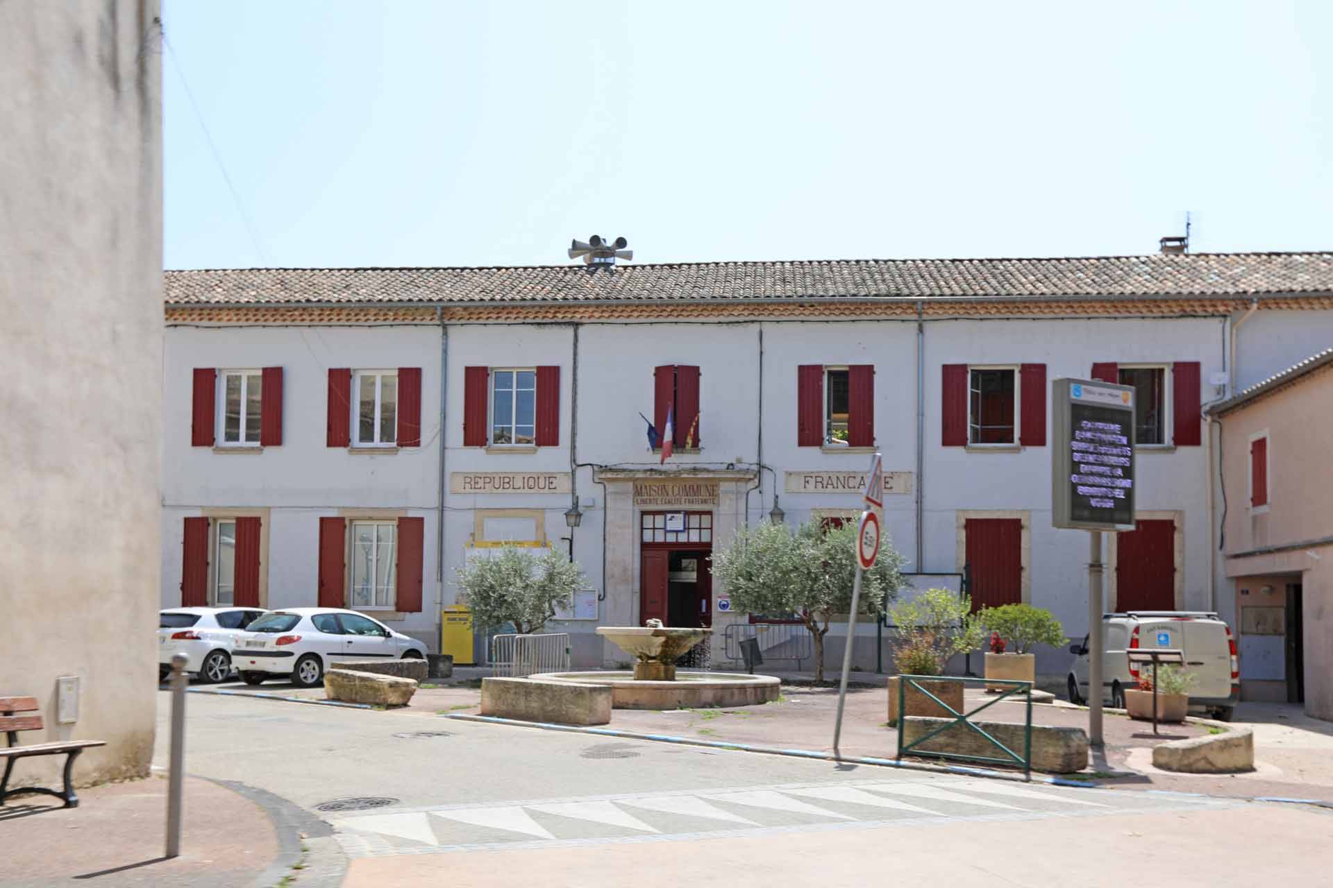 Villes-sur-Auzon, au pied du mont Ventoux, dans la plaine de Carpentras