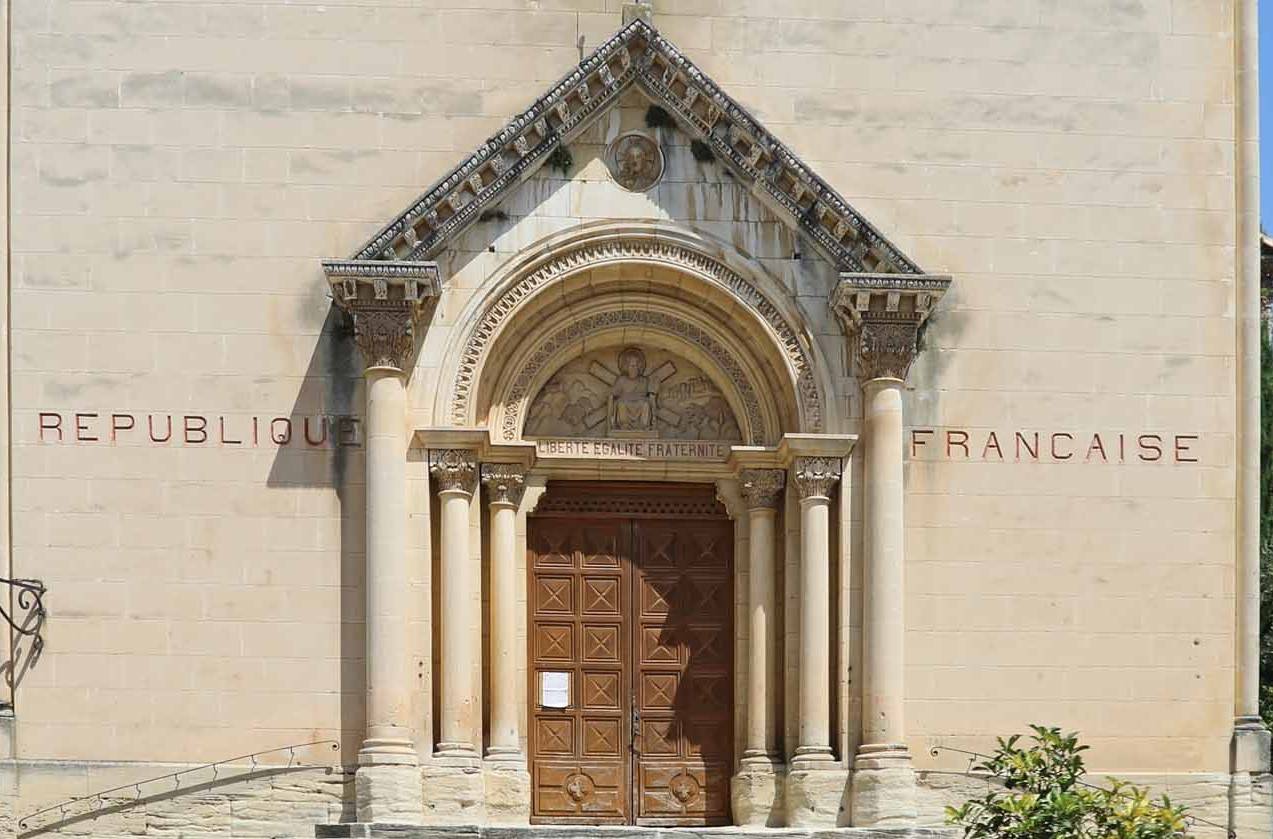 L'église de Villes-sur-Auzon et sa façade 
