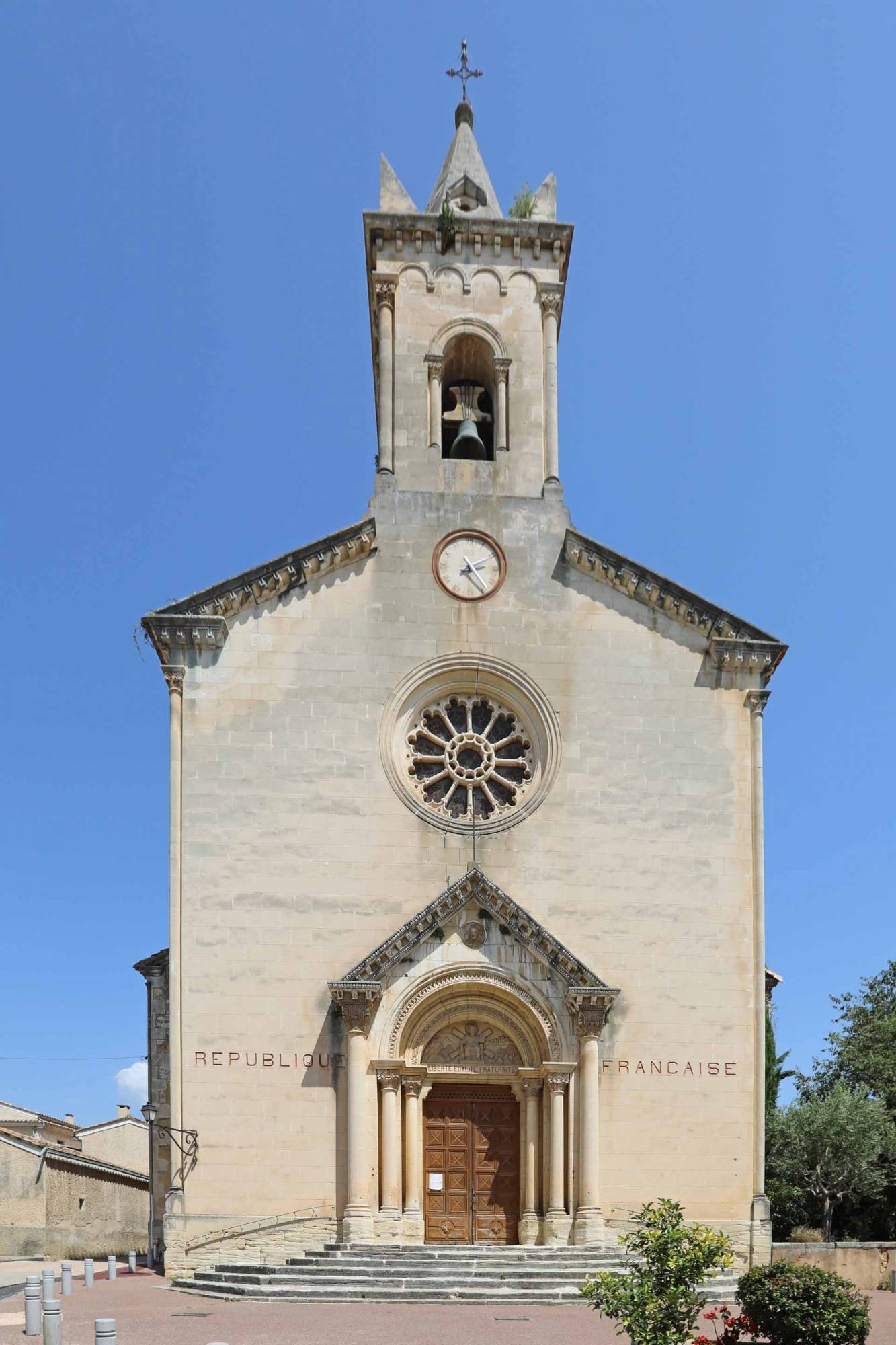 L'église de Villes-sur-Auzon et sa façade 