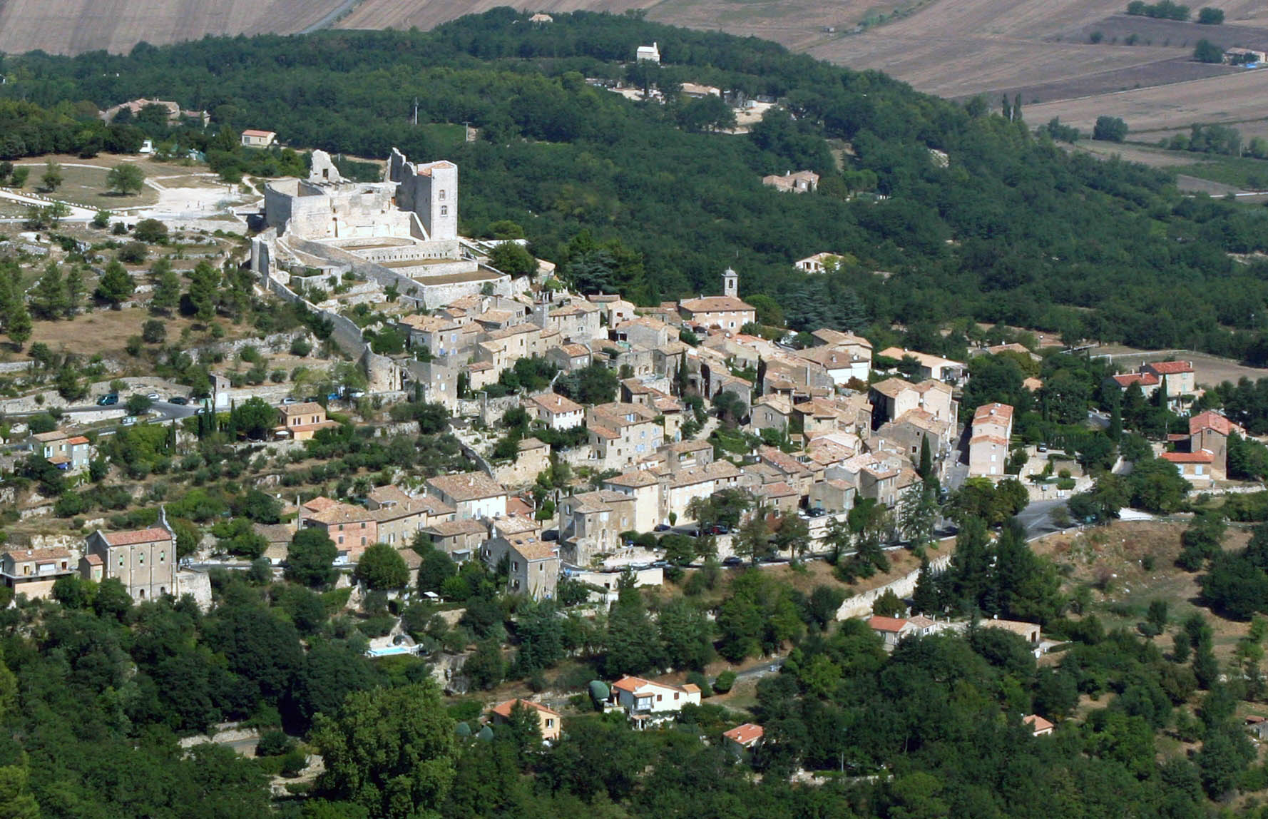 Le village de Lacoste et son chateau