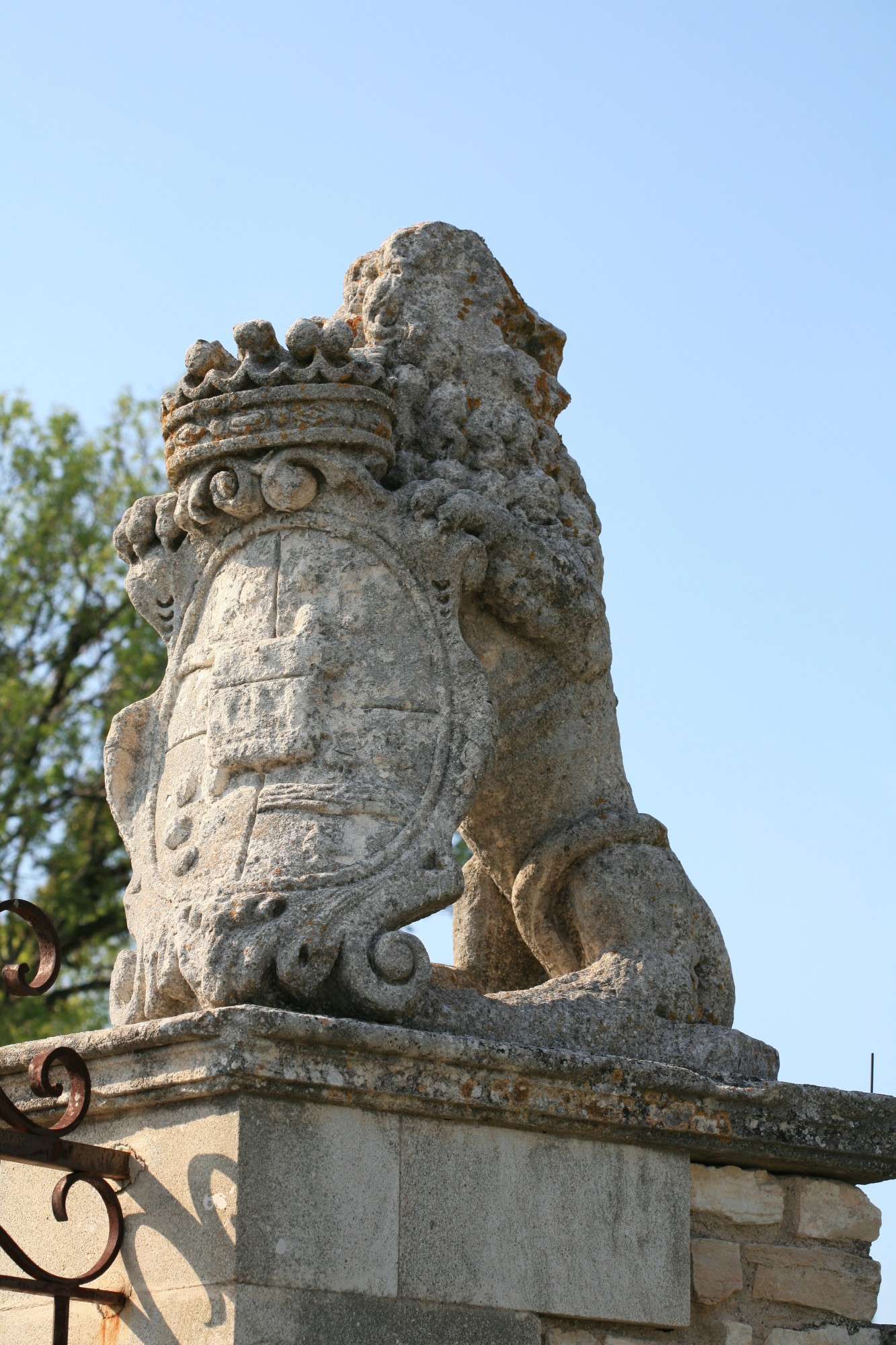 Détail de l'entrée du chateau de Murs