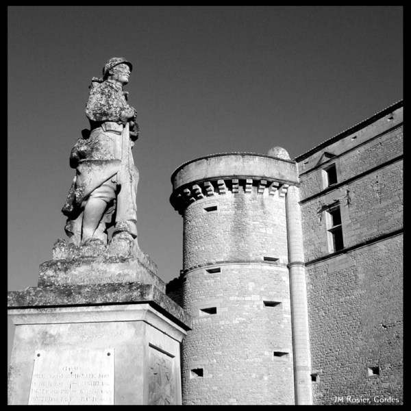 Monument aux morts et chateau de Gordes