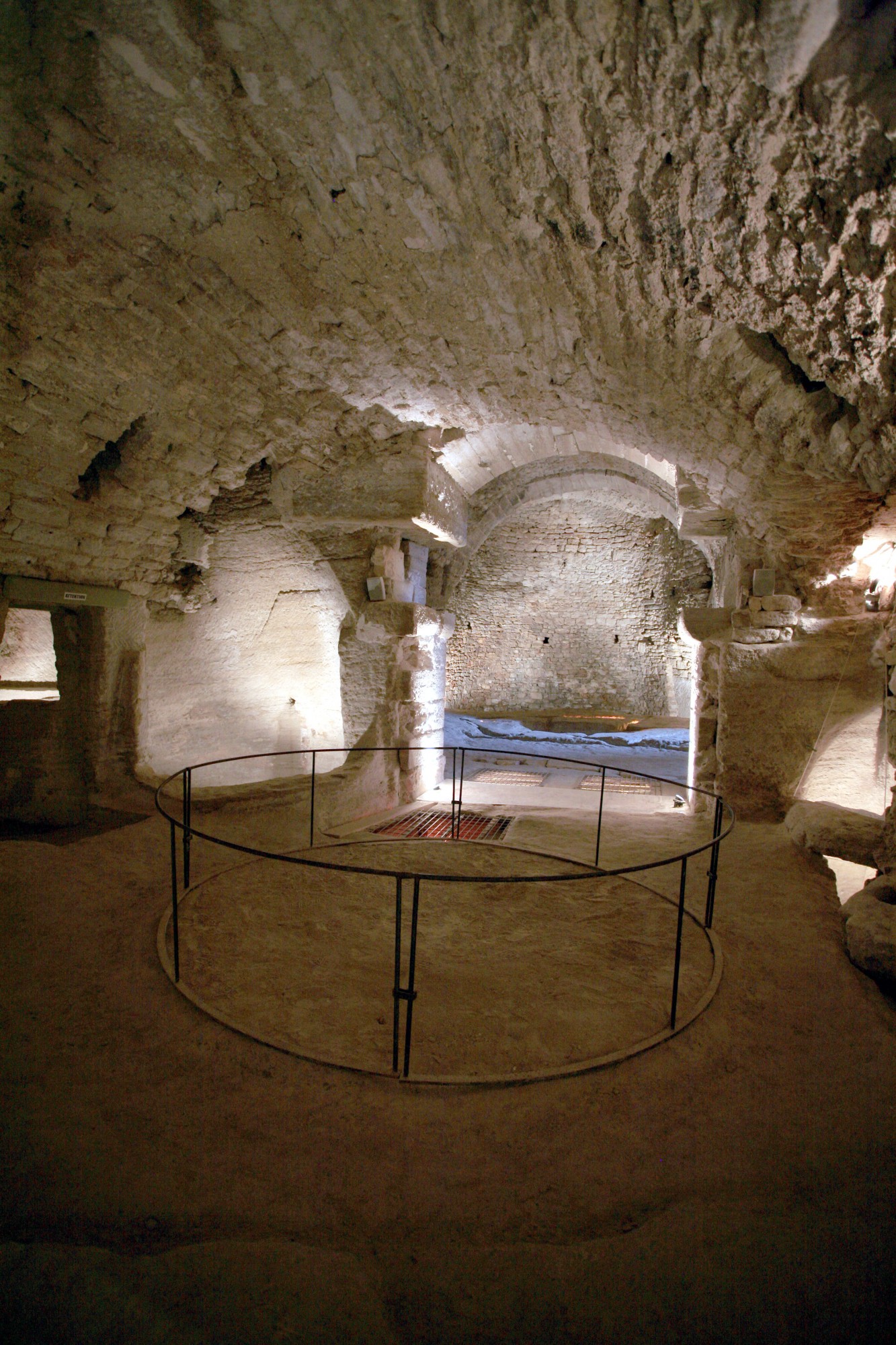 Superbe pressoir au Palais Saint-Firmin à Gordes