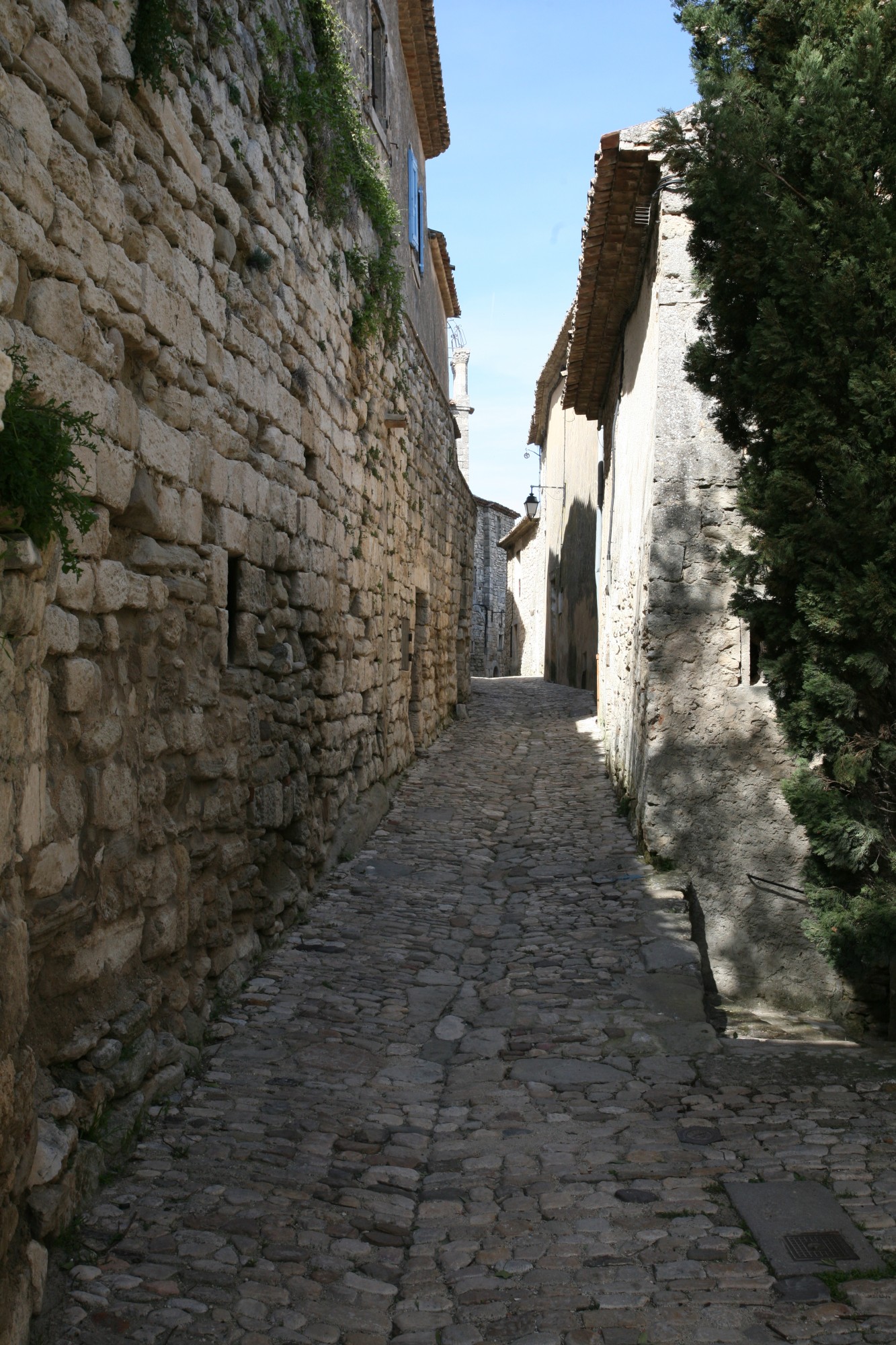 Une rue en calade à Lacoste