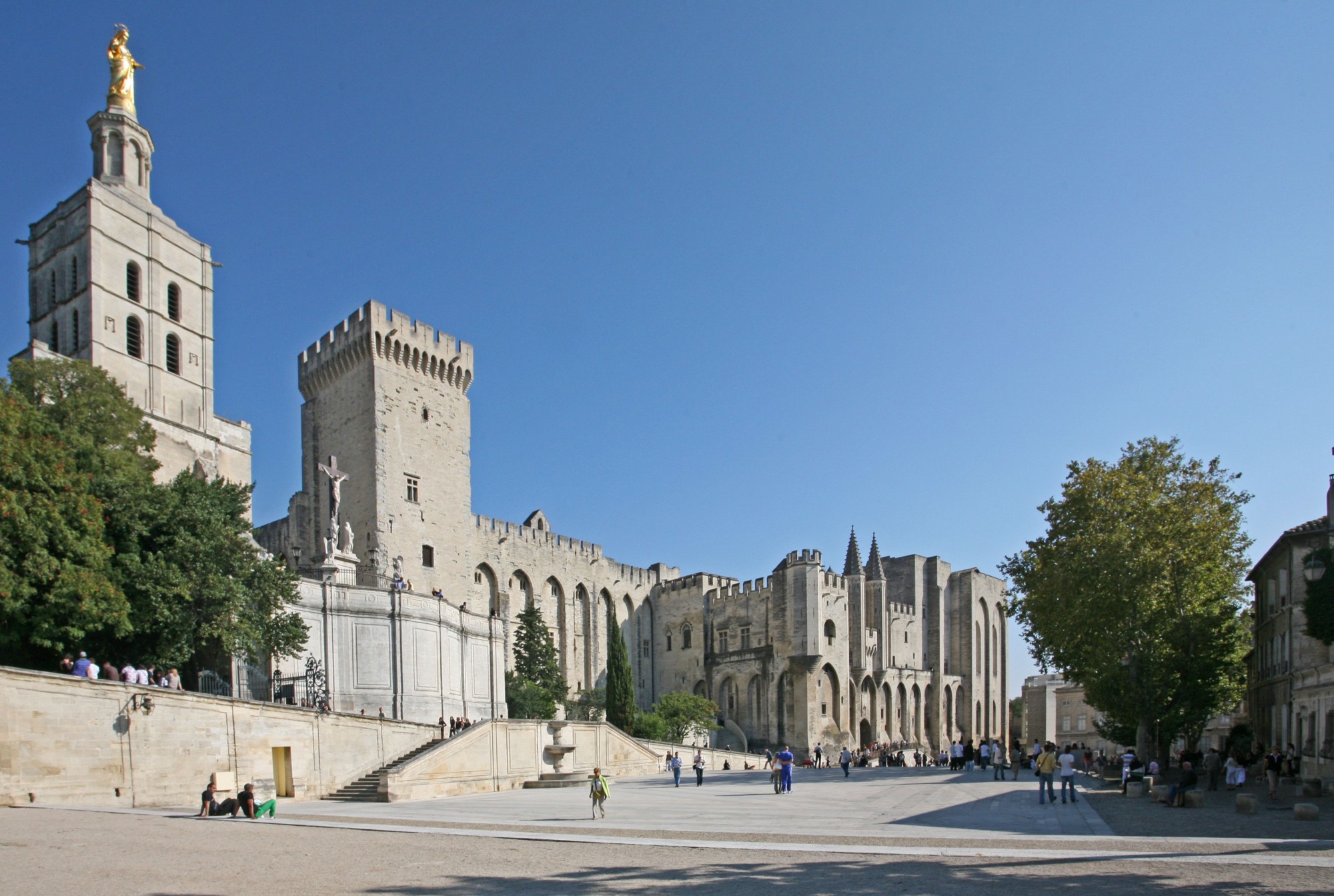 Le Palais des Papes, vu de puis la place