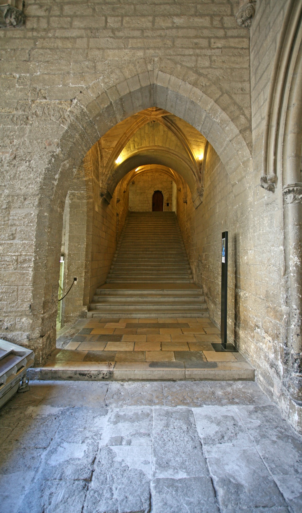 Le Palais des Papes, entrée de la grande chapelle