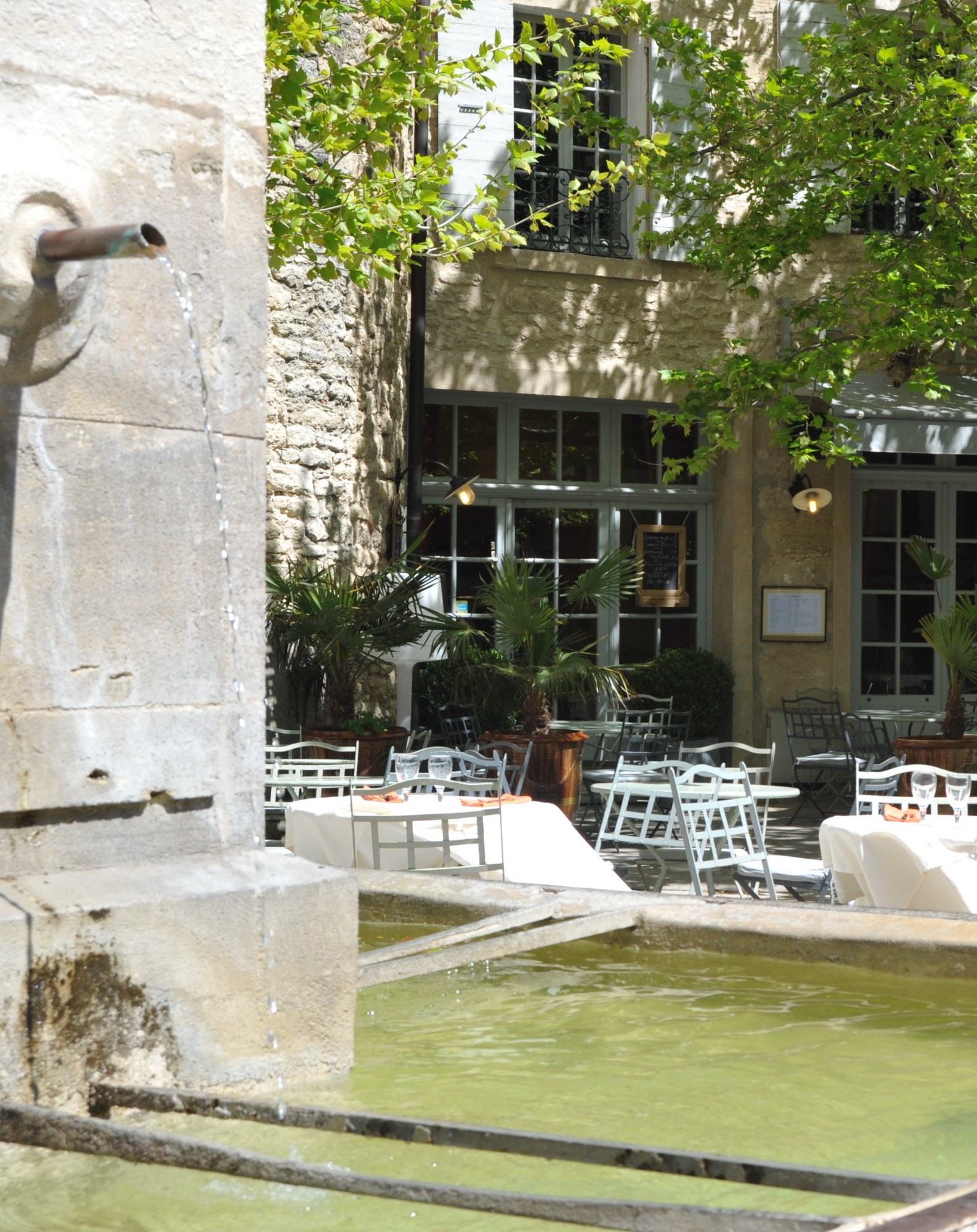 Un village provençal avec sa fontaine
