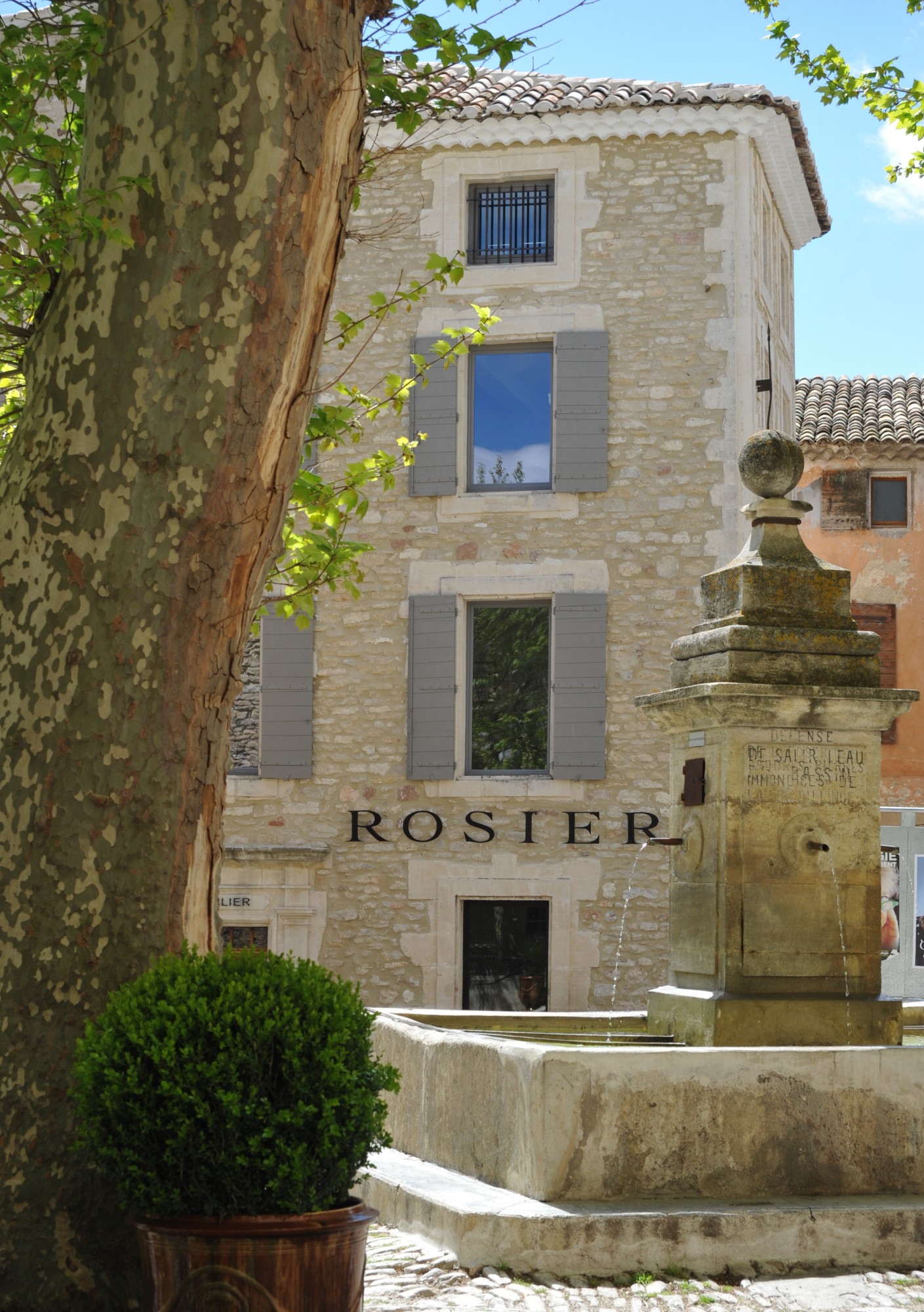 La fontaine de la place du chateau du village de Gordes