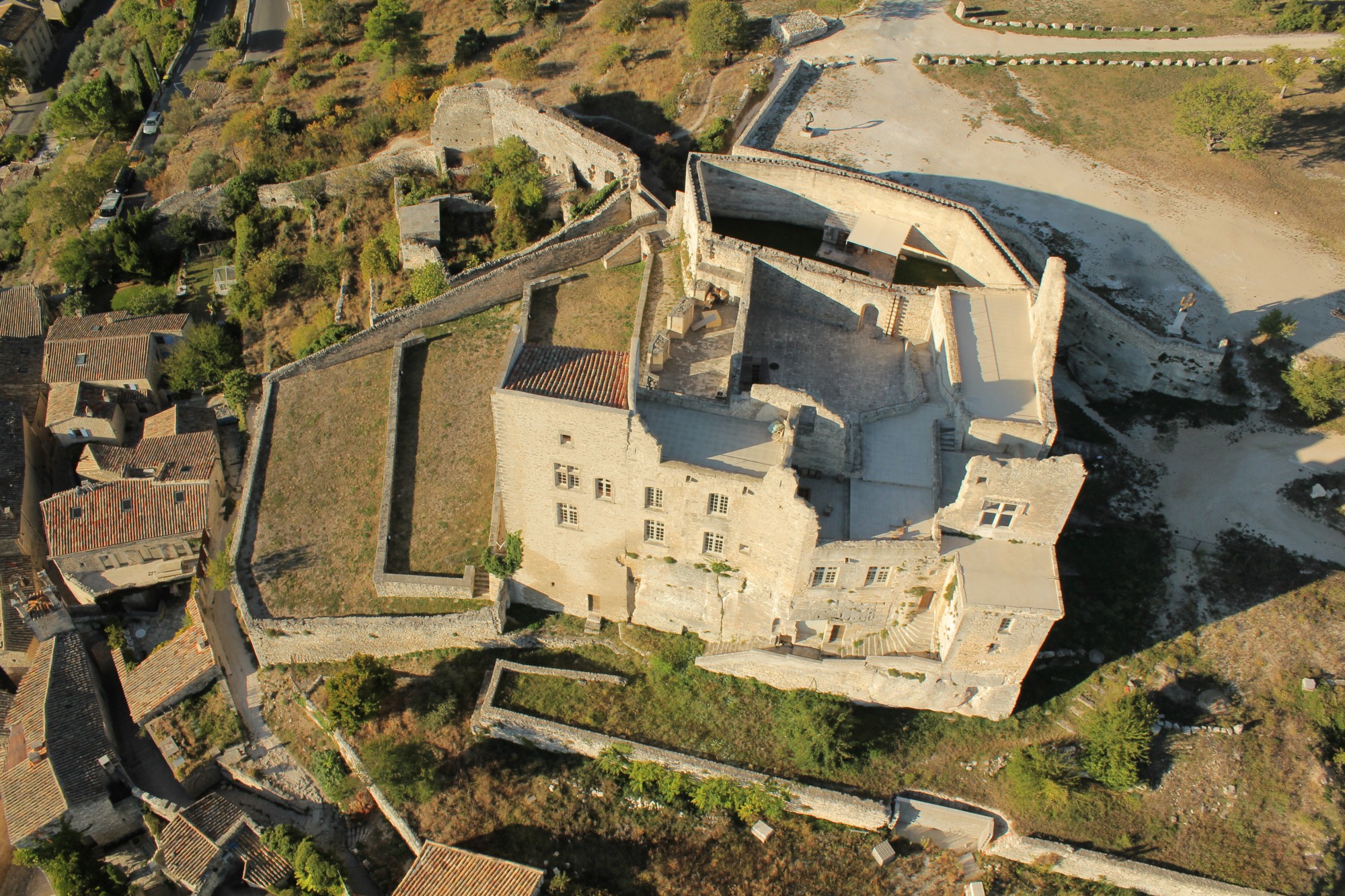 Le chateau de Lacoste vu du ciel