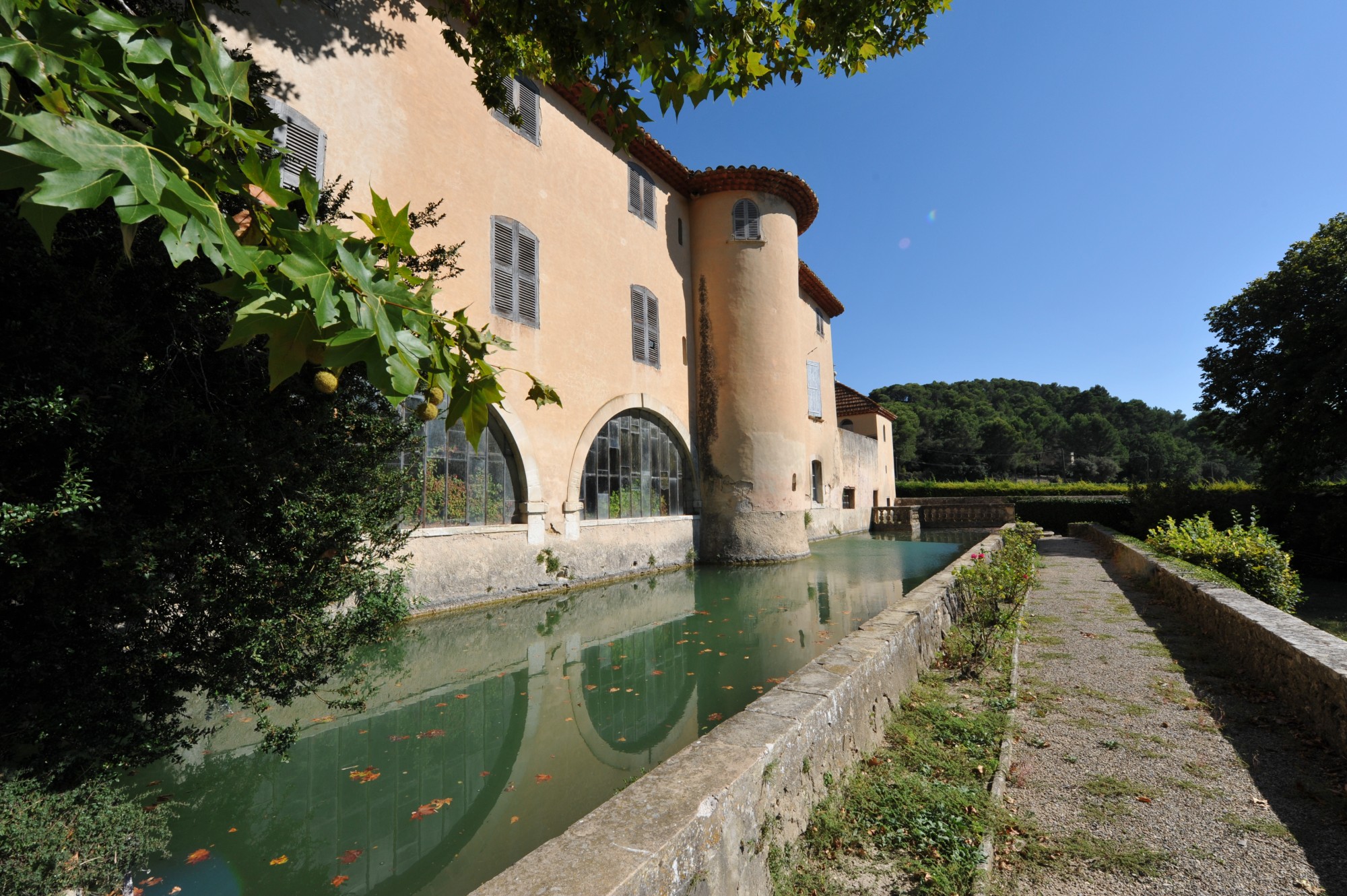 Douve d'un chateau du Luberon
