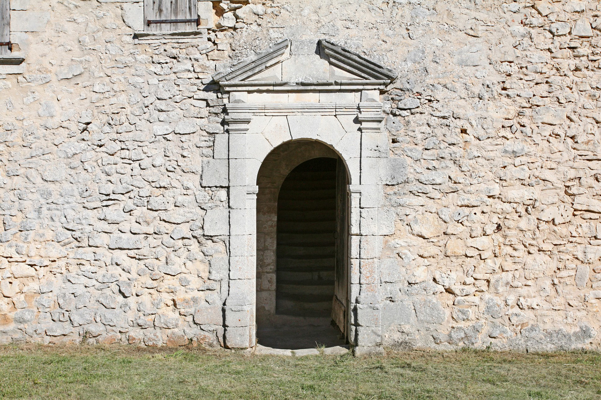 Entrée du Chateau, monts de Vaucluse, Provence
