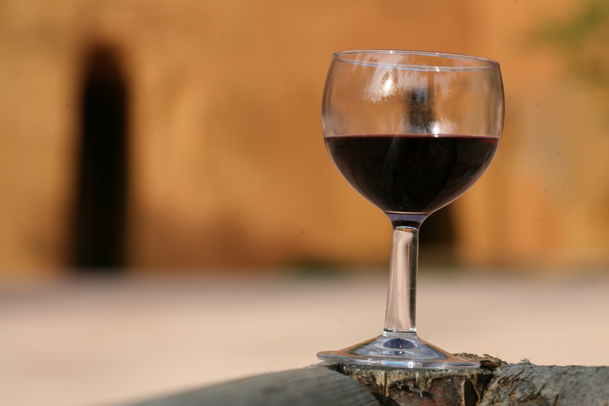 Un verre de vin sur fond d'ocre
