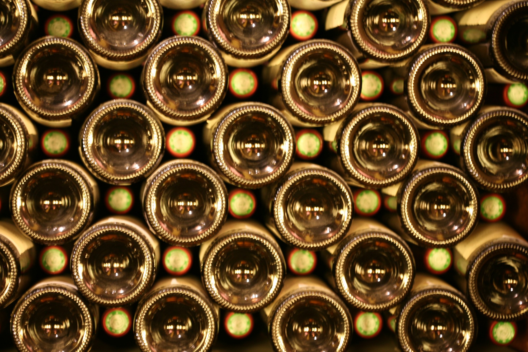 Bouteilles de vin rangées