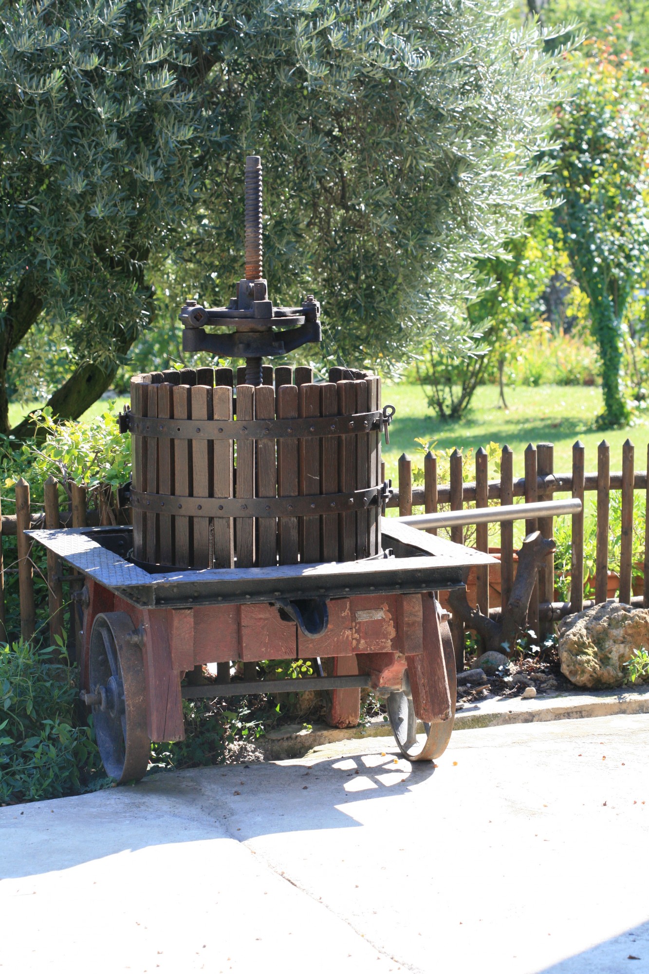 Pressoir à vin ancien en bois